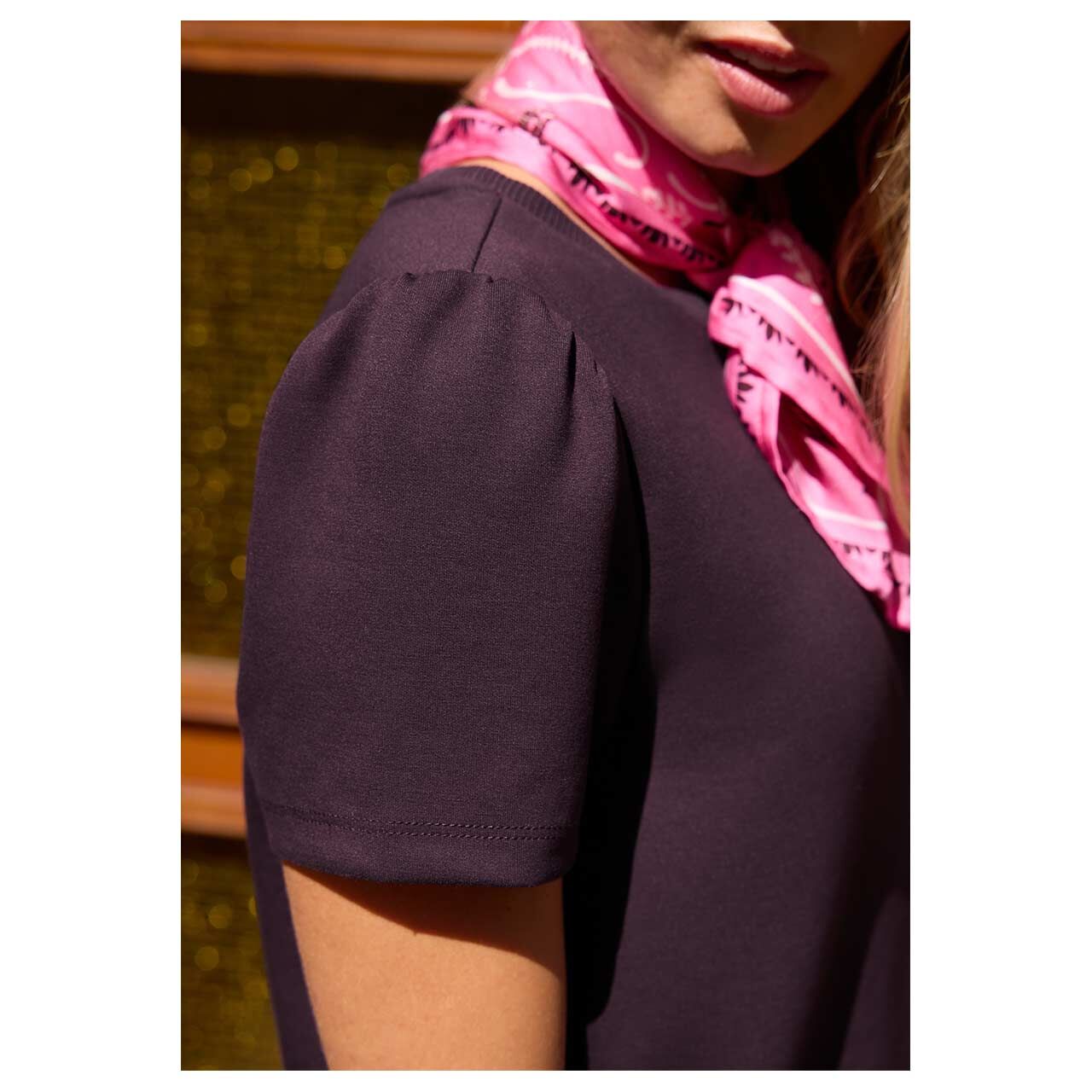 Damen T-Shirt Puff Sleeves von Street One Studio in Lila, detaillierte Seitenansicht am Model