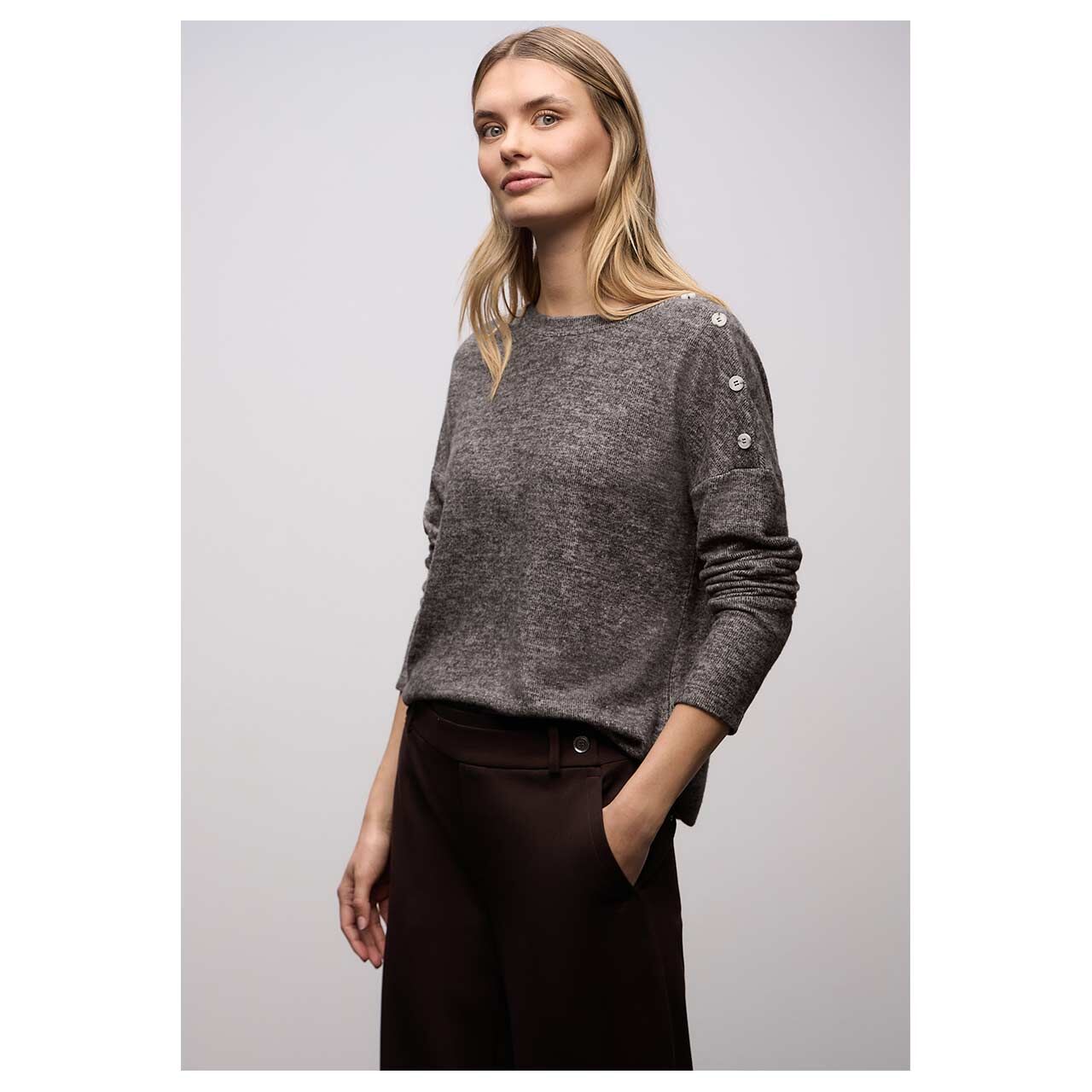 Damen Langarm Shirt Soft Look von Street One in Braun meliert, Detailansicht vorne am Model