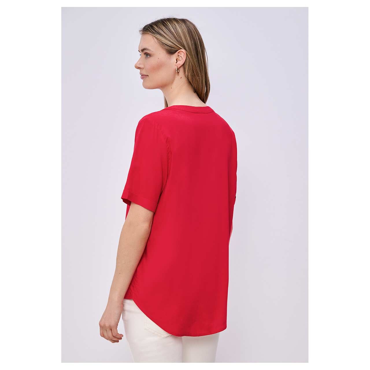 Damen Kurzarm Bluse Splitneck Turn-Up von Street One in Rot, Rückansicht am Model