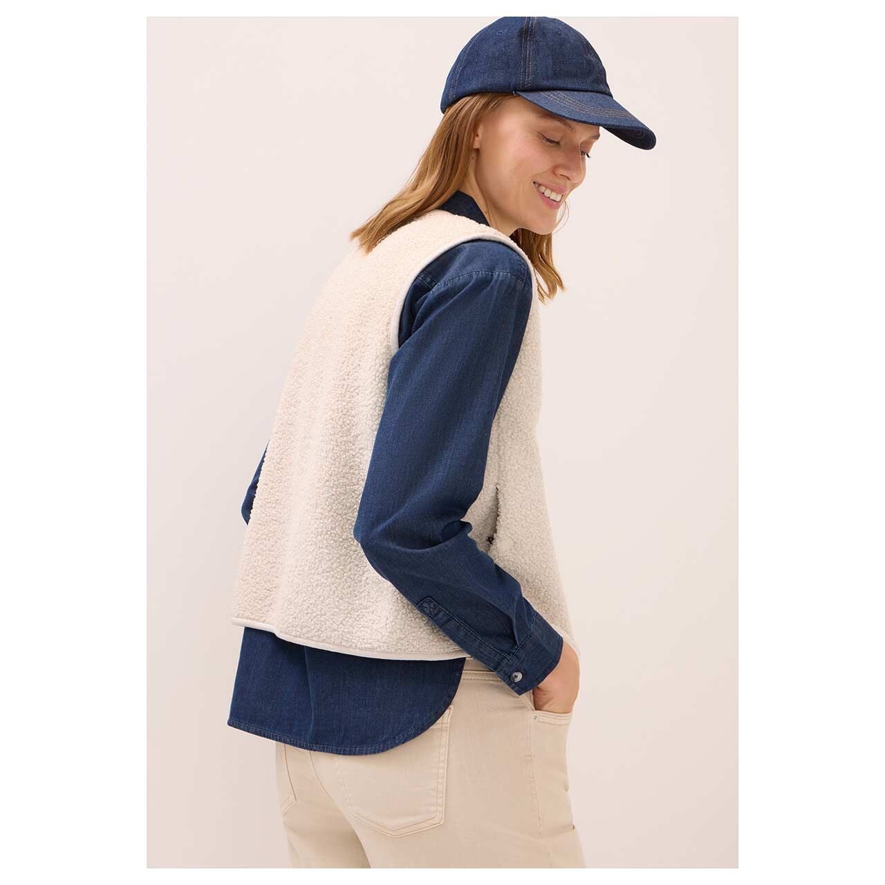 Damen Weste Curly Fake Wool Vest von Cecil in Cremeweiß, Rückansicht am Model