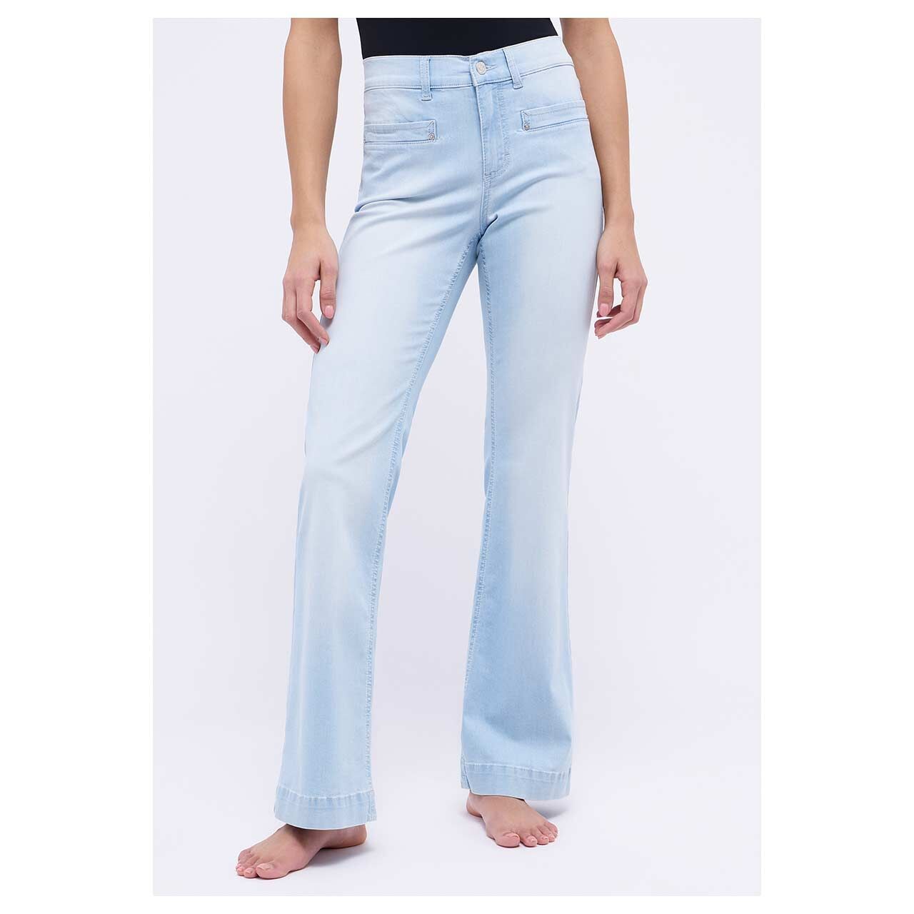 Damenjeans Leni von Angels in Hellblau angewaschen, Vorderansicht am Modell