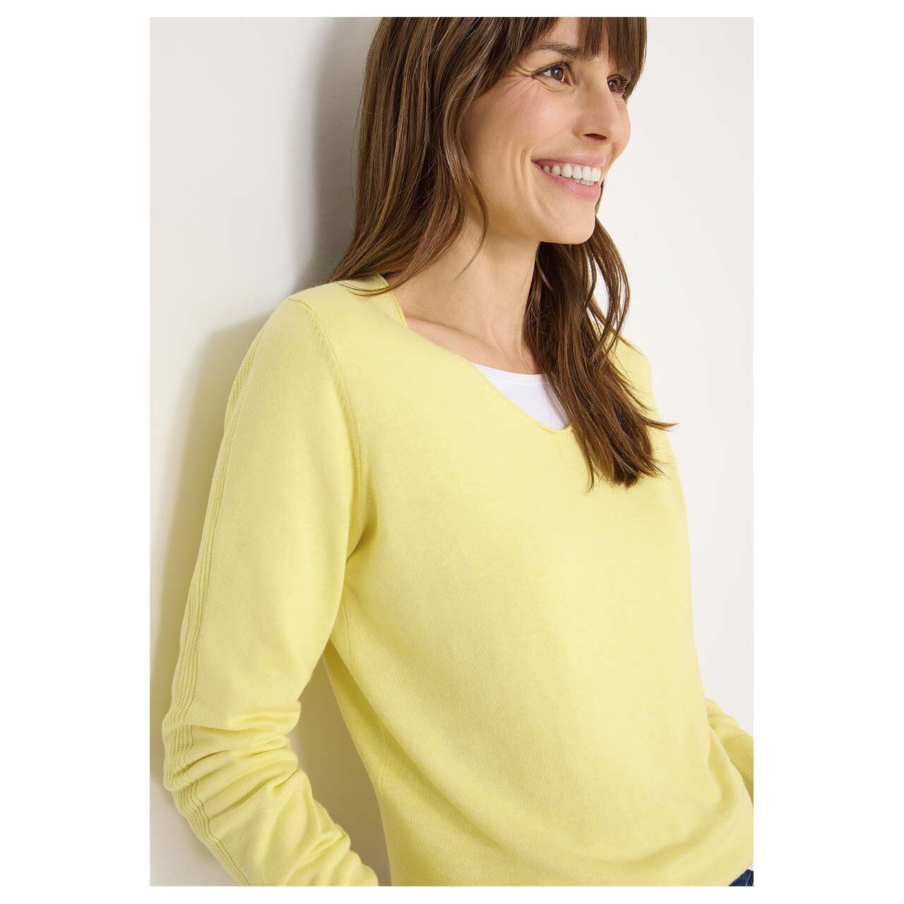 Damen Pullover Basic V-Neck von Cecil in Gelb meliert, detaillierte Vorderansicht am Model