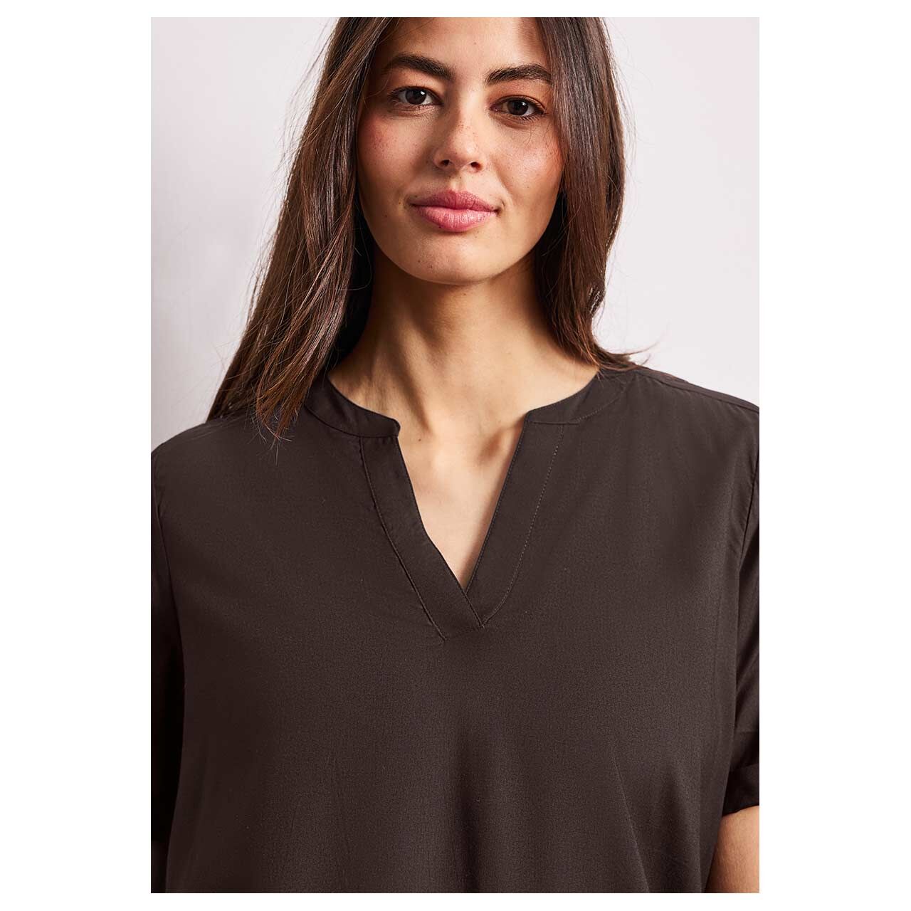 Damen Kurzarm Bluse Splitneck Turn-Up von Street One in Dunkelbraun, detaillierte Vorderansicht am Model