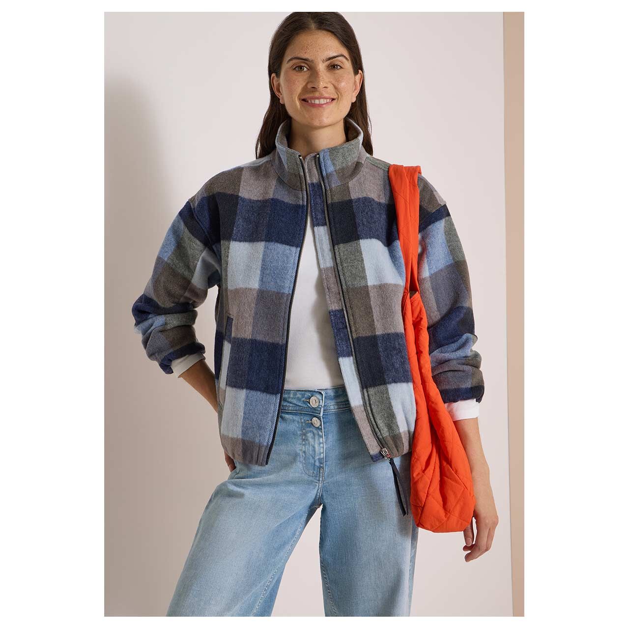 Damen Jacke Blouson Check von Cecil in Dunkelblau kariert, Vorderansicht gestylt am Model