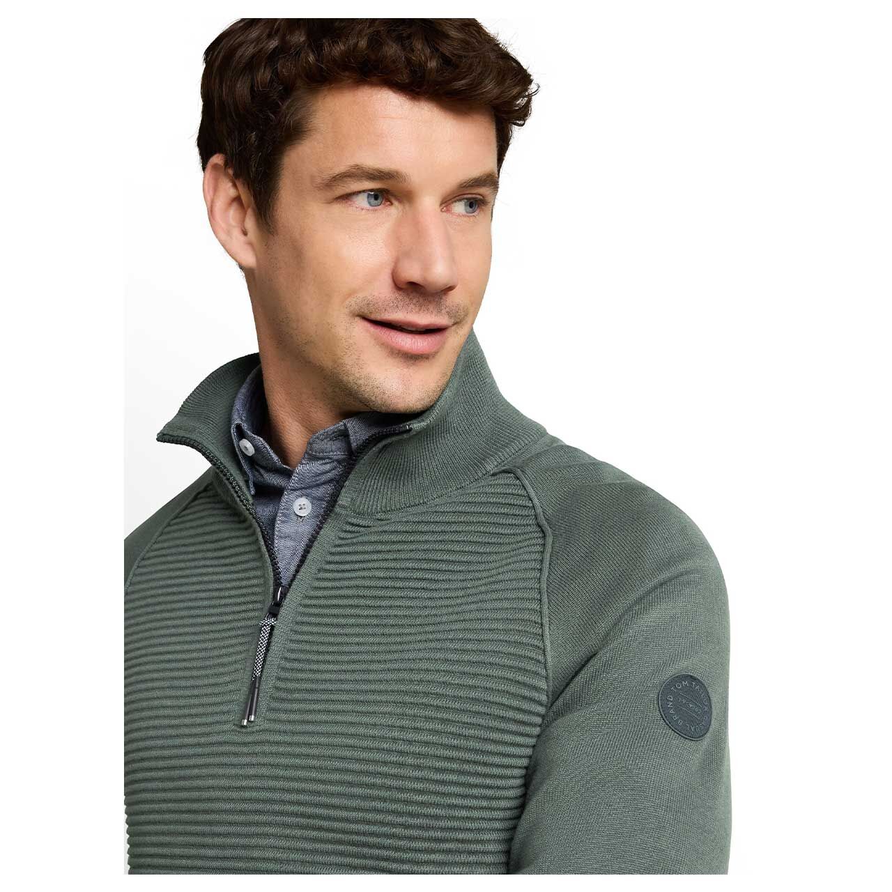 Herren Pullover Minimal Structured Knit Troyer von Tom Tailor in Olivgrün, Detailansicht am Model