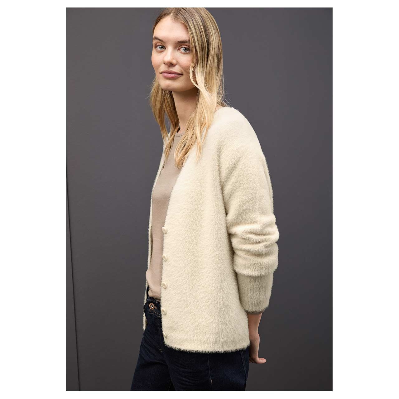 Damen Strickjacke Fluffy Cardigan von Street One in Hellbeige, Seitenansicht am Model