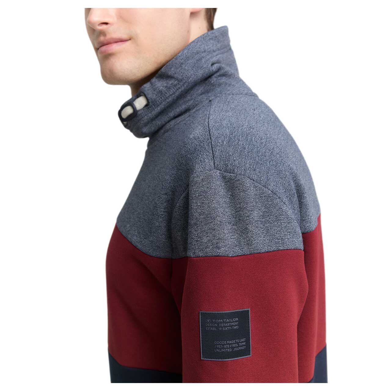 Herren Sweatshirt Cutline Snood von Tom Tailor in Dunkelrot gestreift, Detailansicht am Model