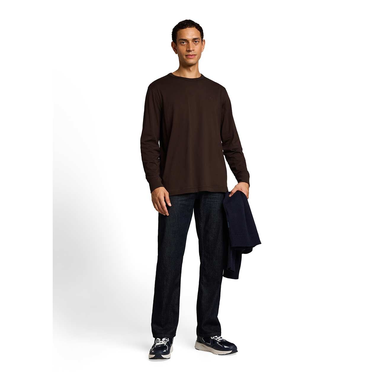 Herren Langarm Shirt von Tom Tailor in Dunkelbraun, Ganzkörperansicht am Model