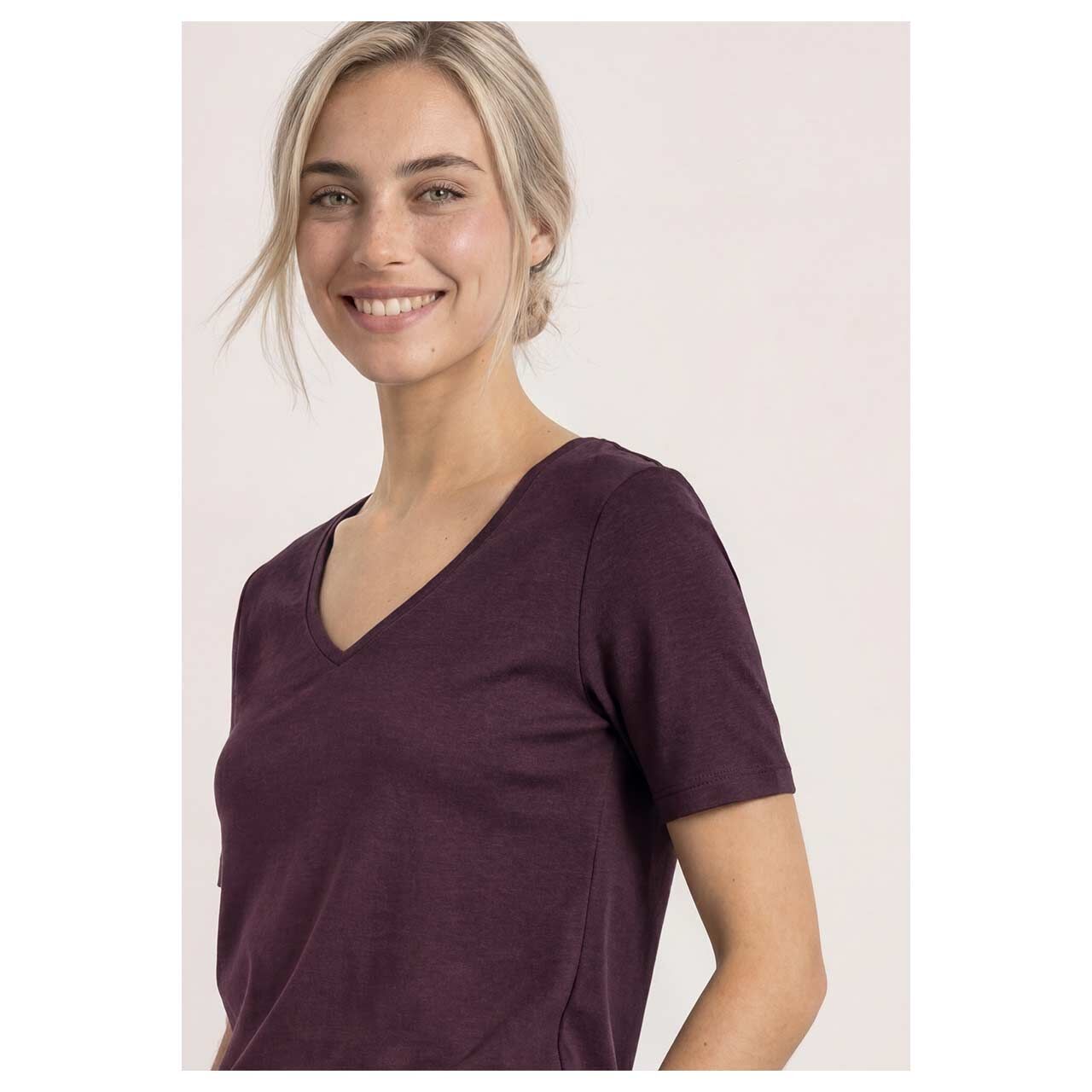 Damen T-Shirt Ada von Street One in Lila, detaillierte Vorderansicht am Model