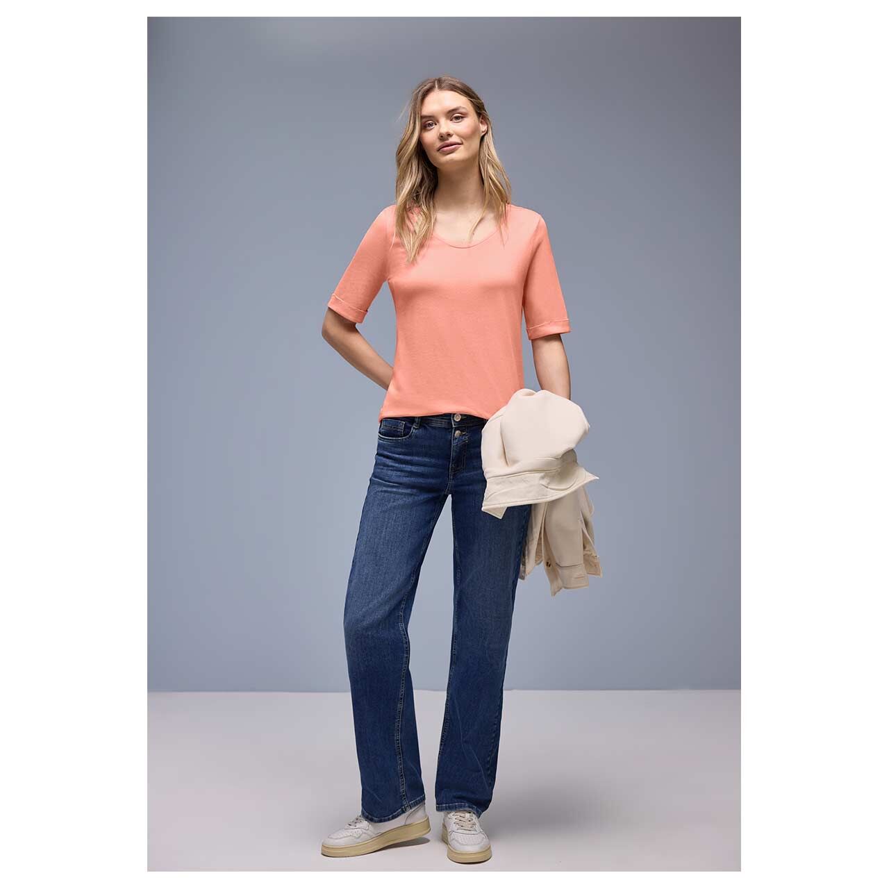 Damen T-Shirt V-Neck Turn-Up Cuff von Street One in Orange-Rosa, Ganzkörperansicht am Model