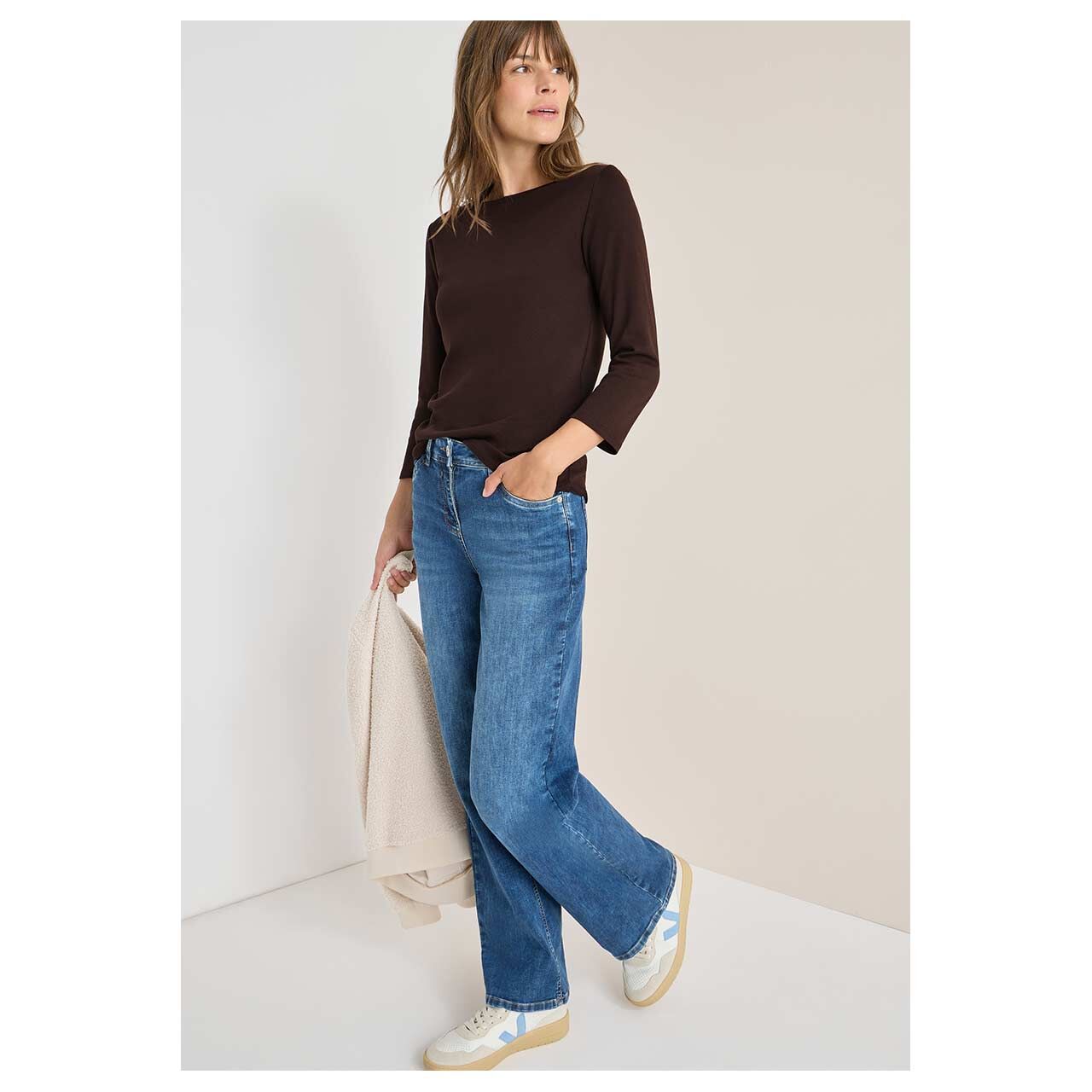 Damen 3/4 Arm Shirt Basic Boatneck von Cecil in Dunkelbraun, Ganzkörperansicht am Model