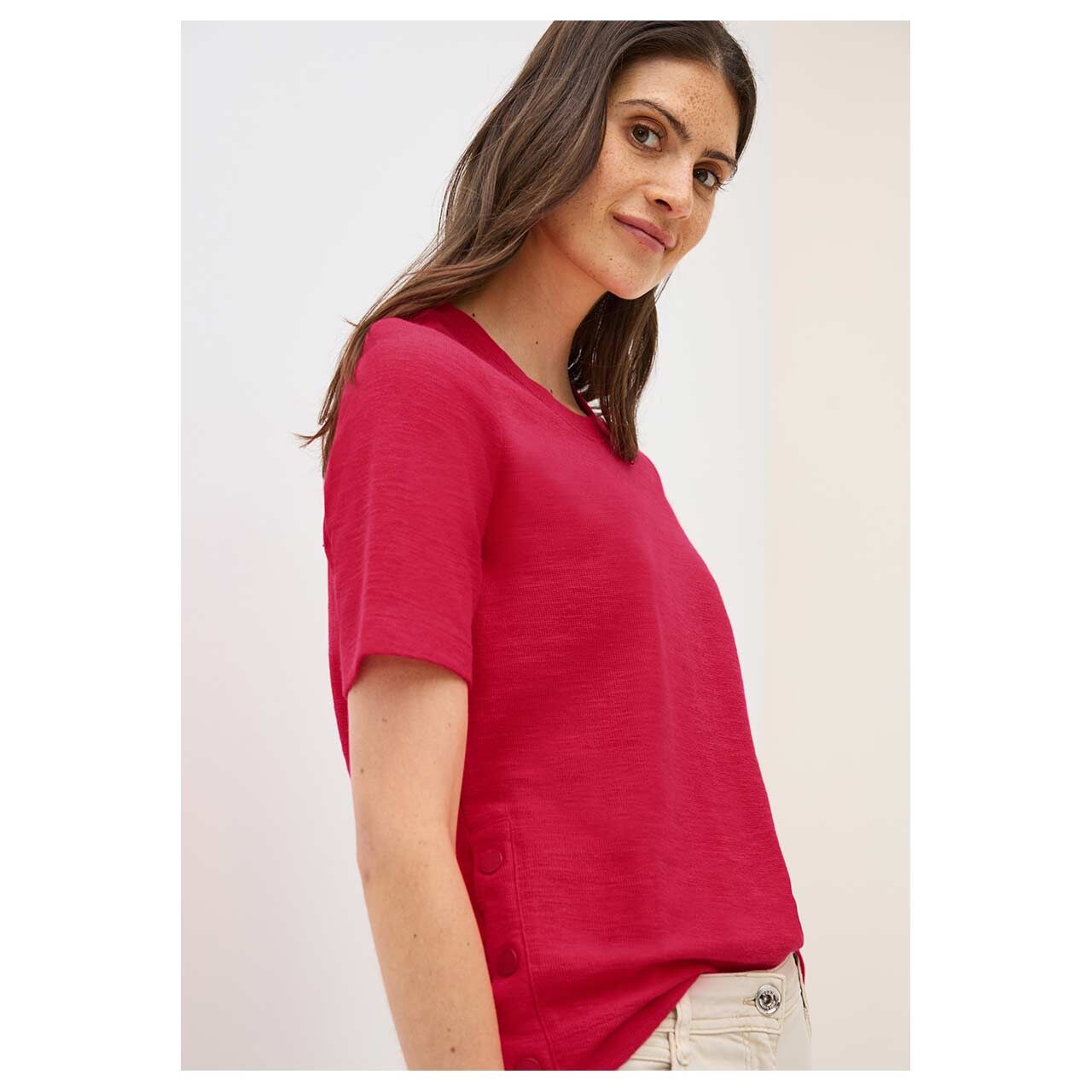 Damen T-Shirt Bouclé Slub Button von Cecil in Rot mit der Farbnummer 16759, Vorderansicht mit Model