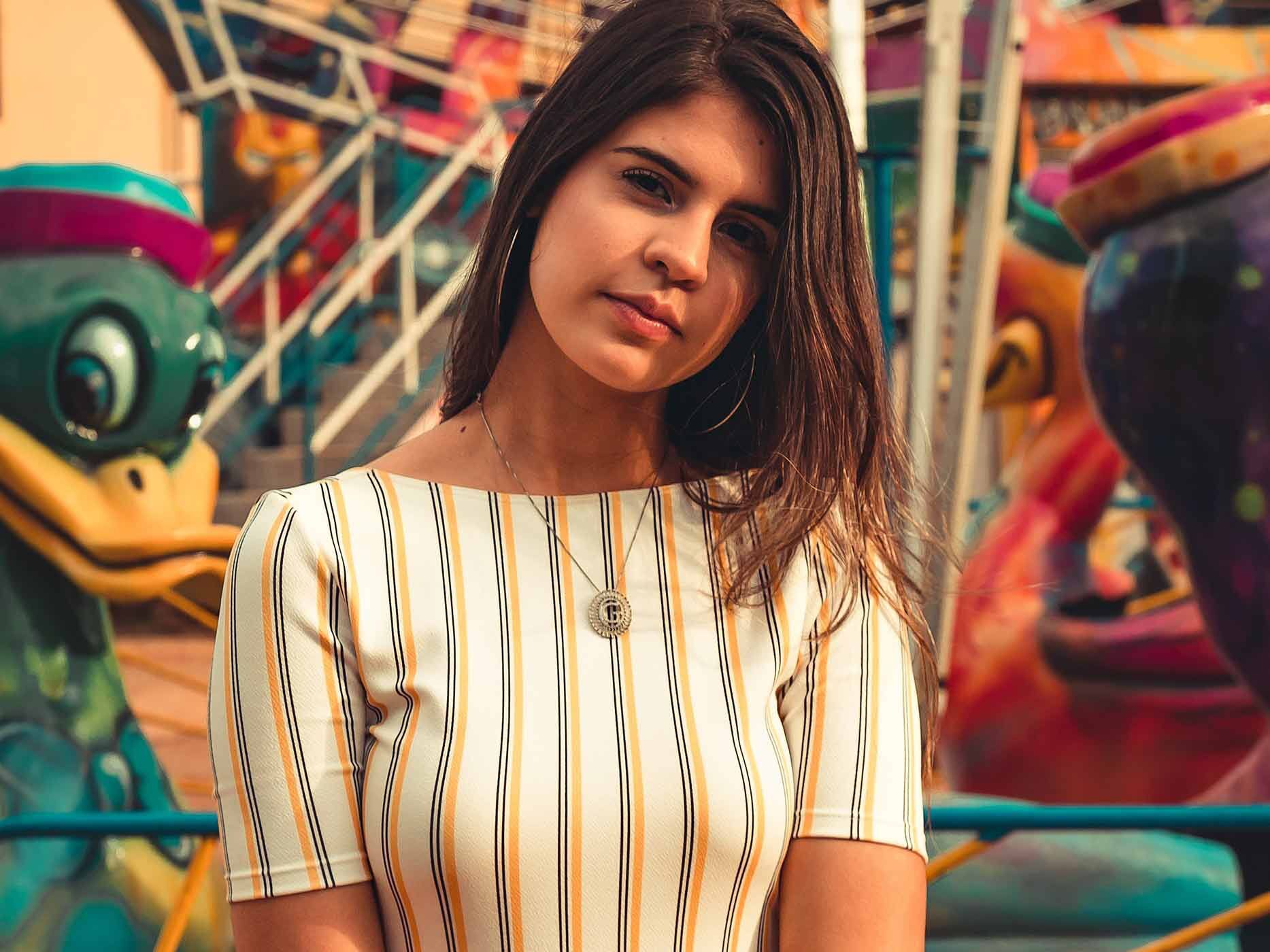 Frau in einem gestreiften Shirt mit U-Boot-Ausschnitt