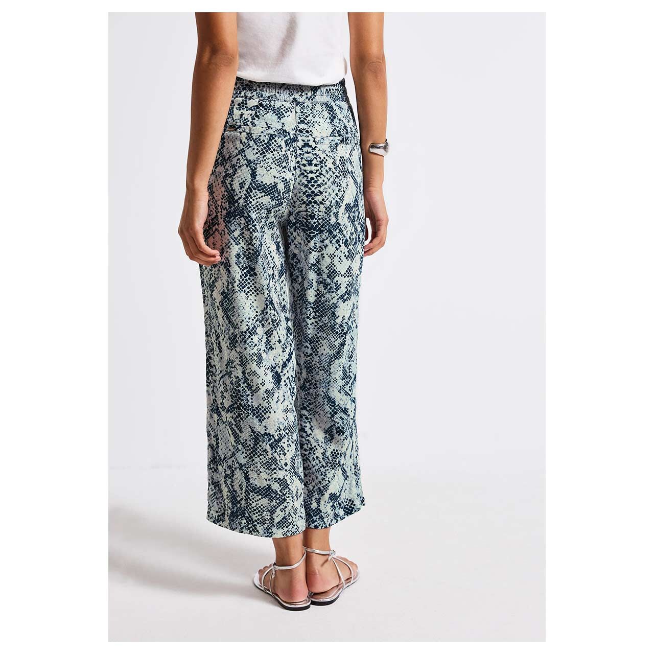 Damen 7/8 Hose Emee Wide Leg von Street One in Blau mit Print, Rückansicht am Modell