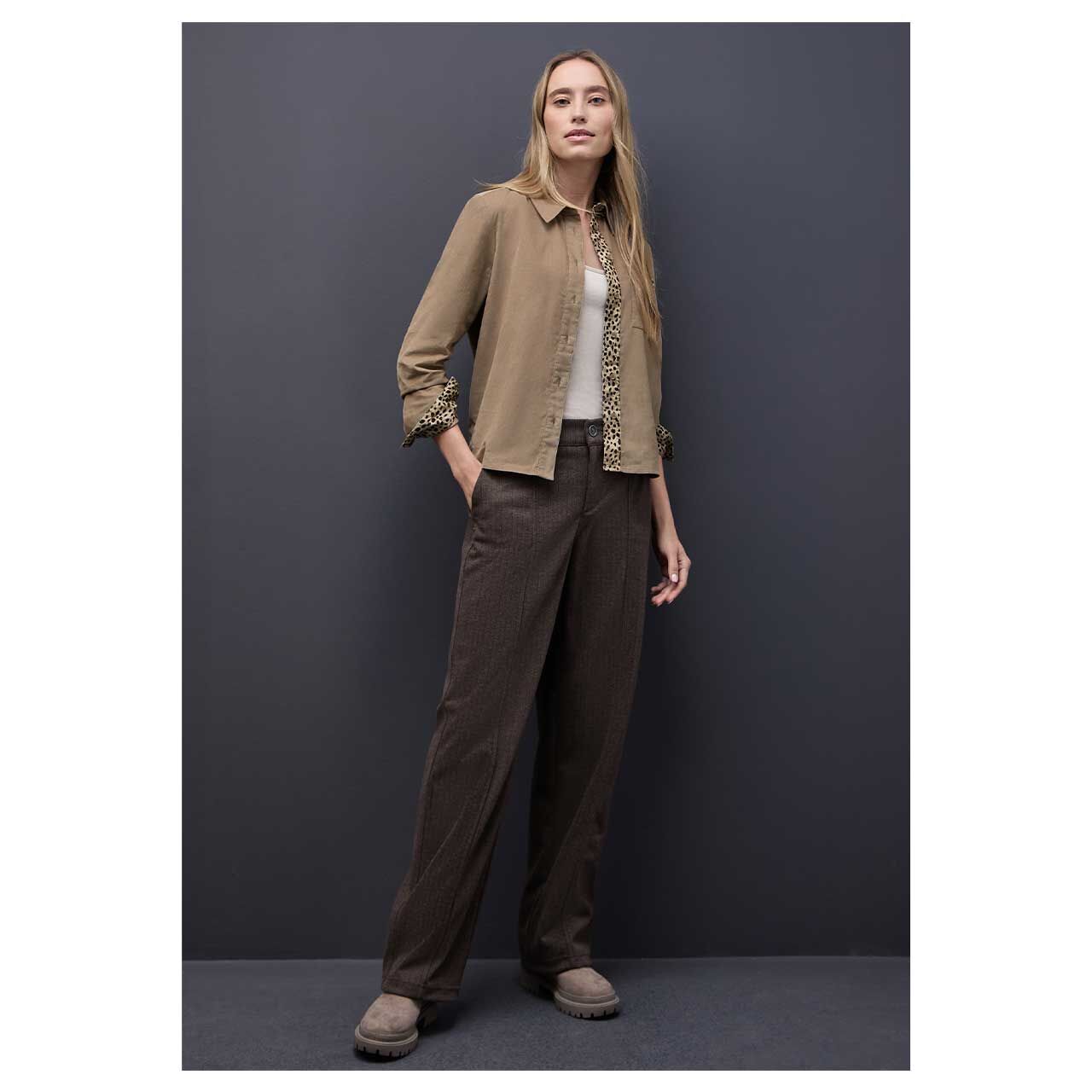 Damen Langarm Cord Bluse Corduroy Blousee von Street One in Beige mit Print, Ganzkörperansicht vorne am Model