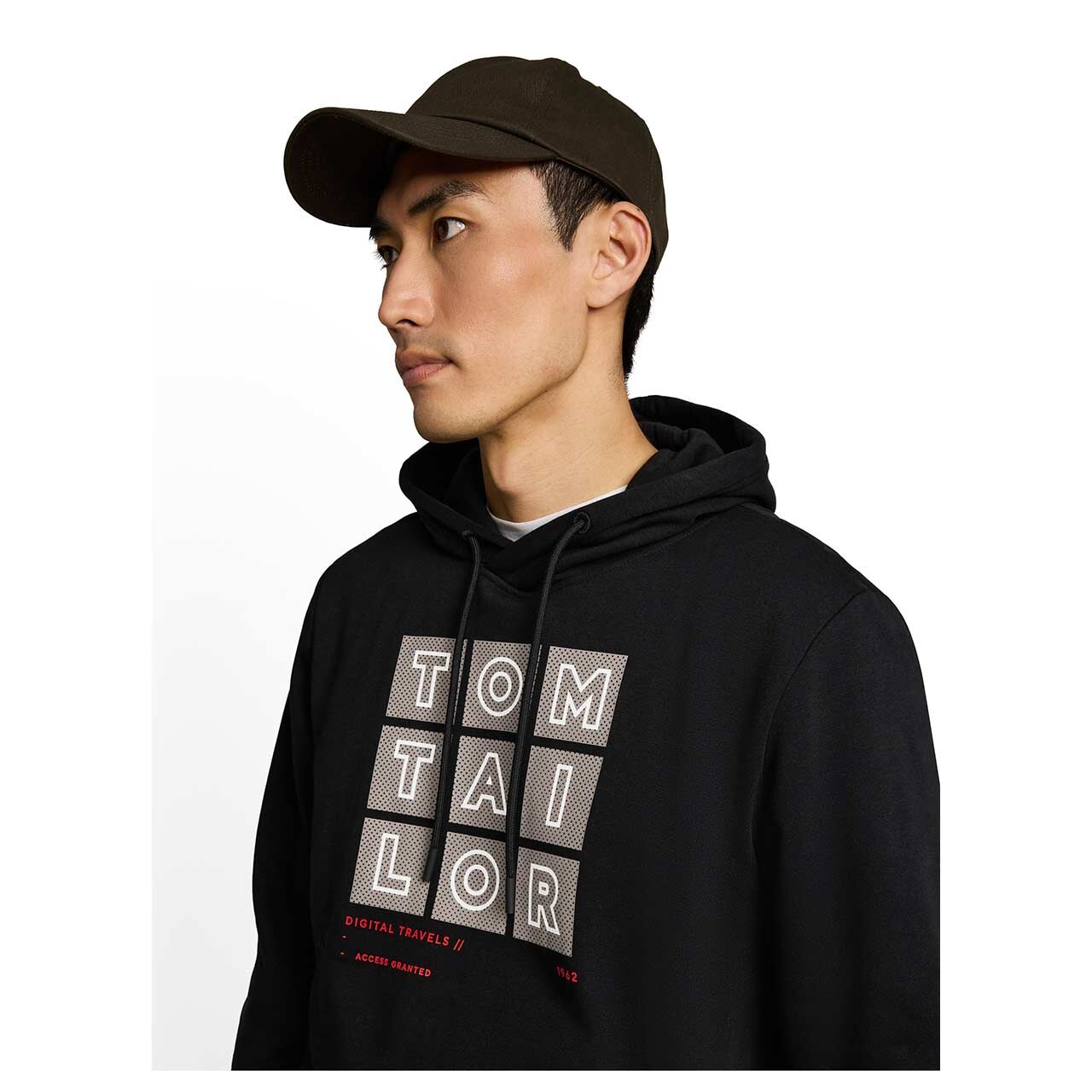 Herren Hoodie Sweatshirt von Tom Tailor in Schwarz mit Print, Detailansicht Oberkörper am Model