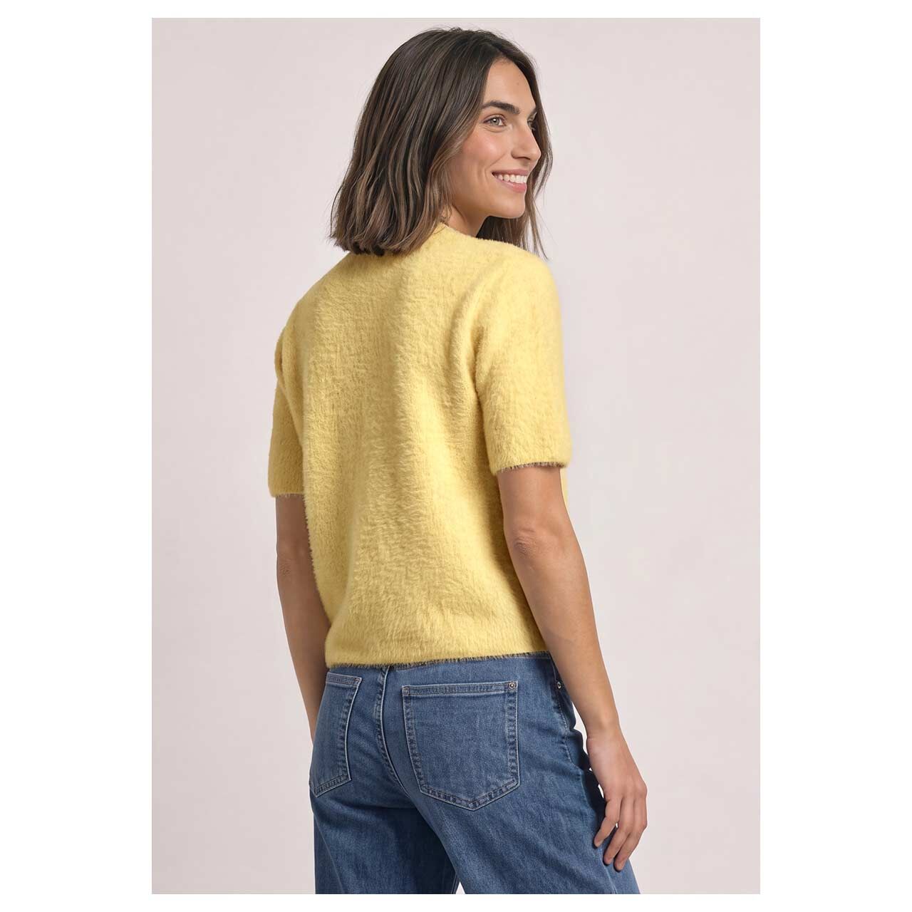 Damen Kurzarm Strickjacke Fluffy Short Sleeve Cardigan von Street One in Gelb, Rückansicht am Model