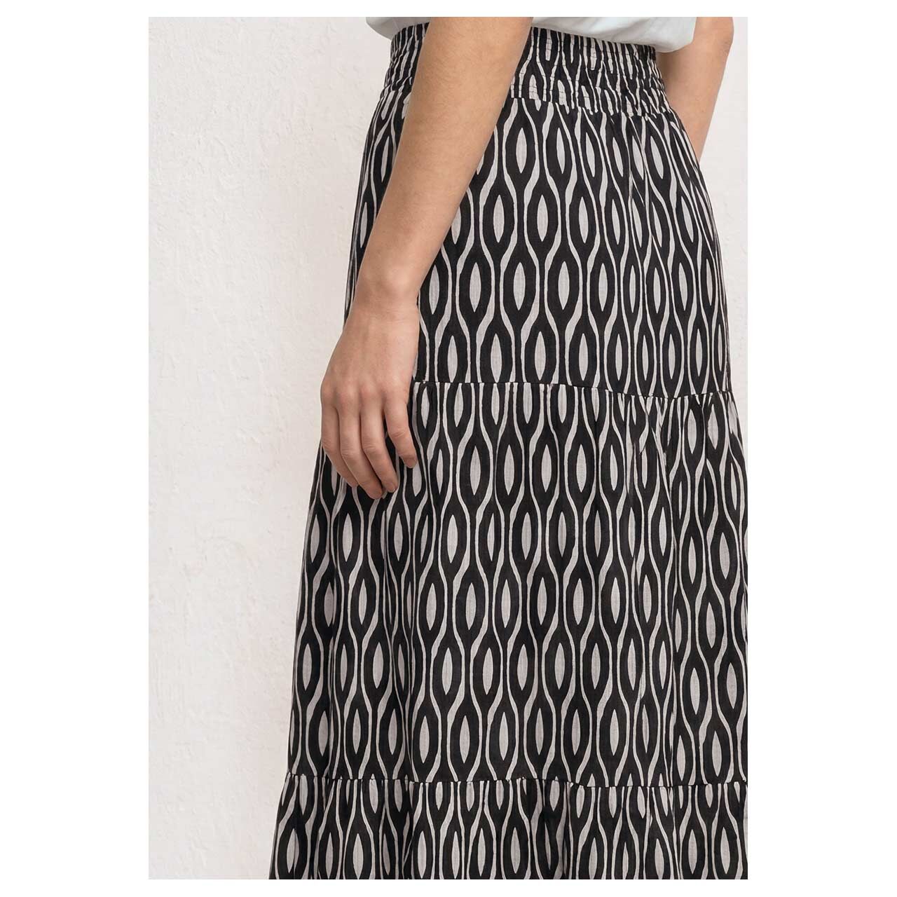 Damen Rock Maxi Volant von Street One in Schwarz mit Print, seitliche Rückansicht am Model