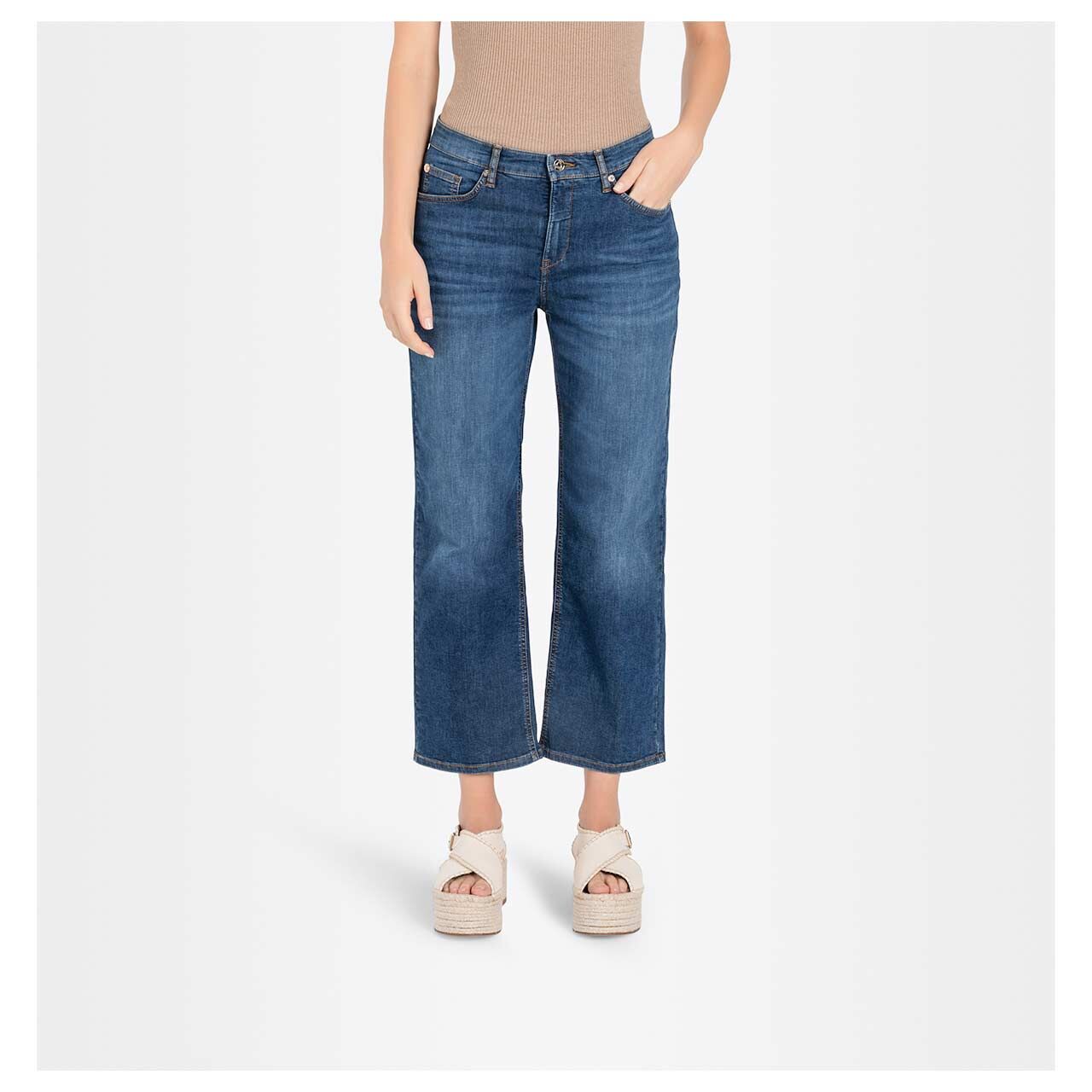Stretch Damen 7/8 Jeans Culotte von MAC in Blau angewaschen, Vorderansicht am Model