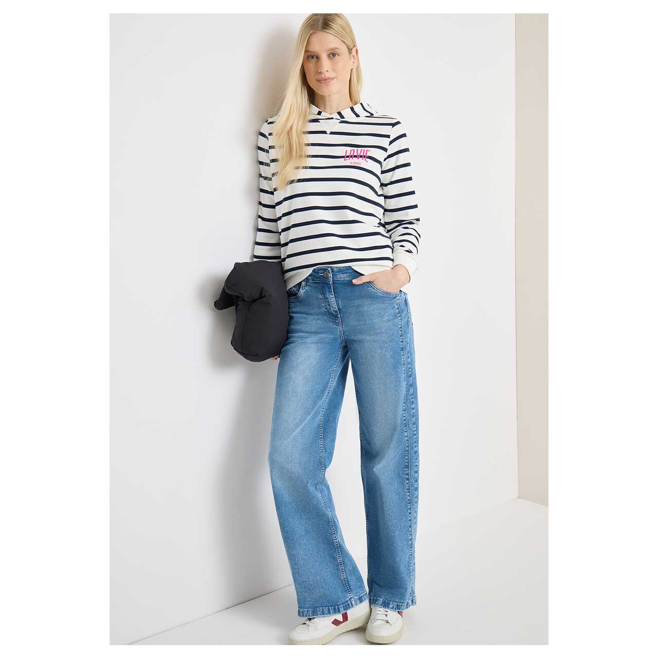 Damen Hoodie Sweatshirt Striped Chest Print von Cecil in Dunkelblau gestreift, Ganzkörperansicht am Model