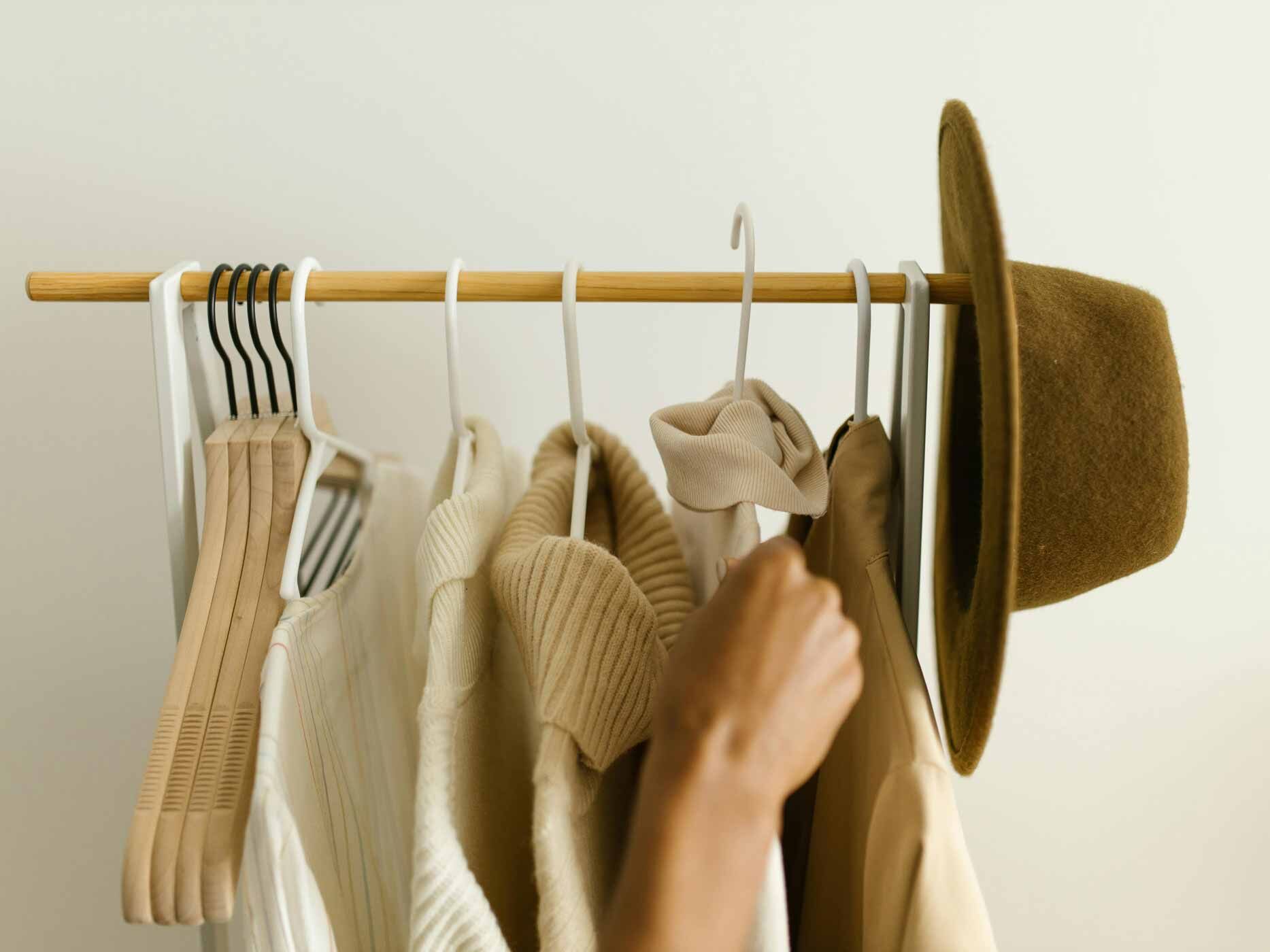 Minimalistische Kleidung: Das sollte in deiner Garderobe nicht fehlen