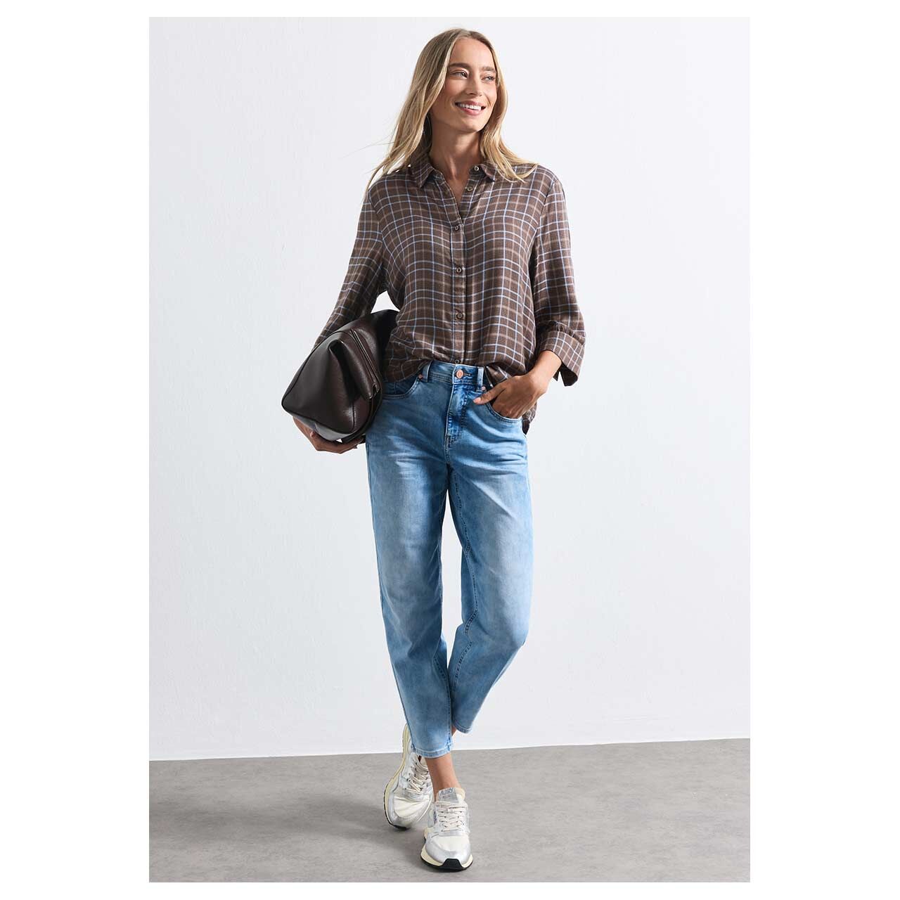Damen 3/4 Arm Bluse check Shirtcollar von Street One in Dunkelbraun kariert, Ganzkörperansicht am Model