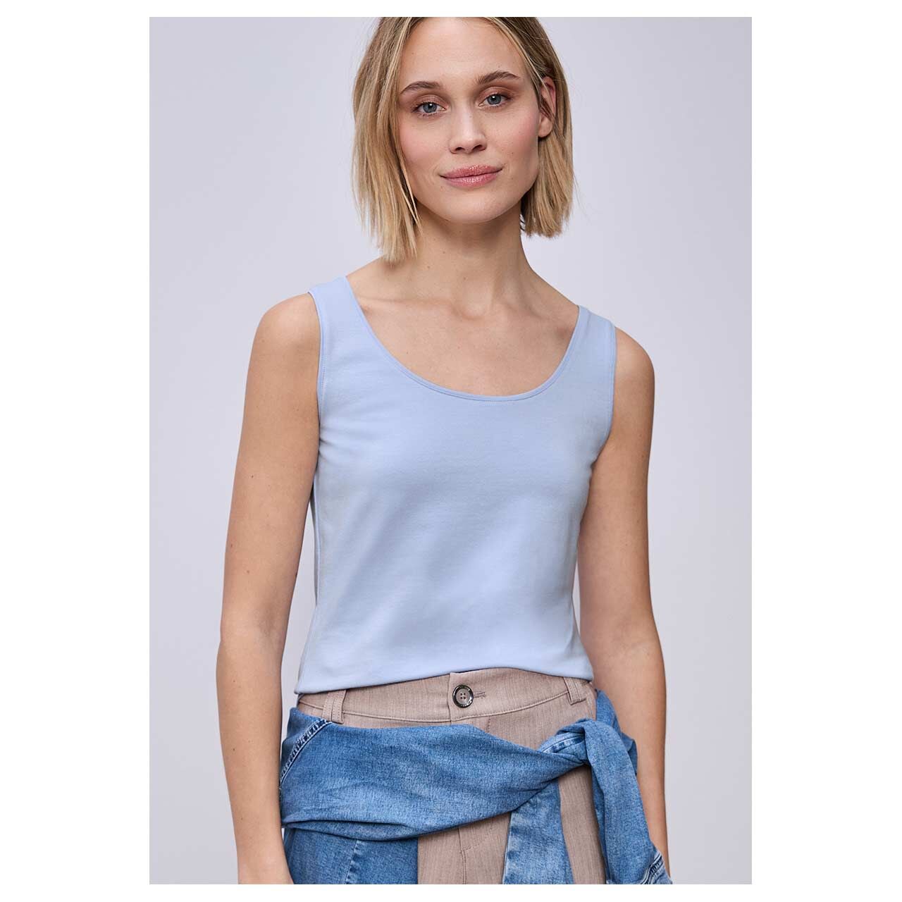 Damen Top Anni von Street One in Hellblau, Vorderansicht am Model