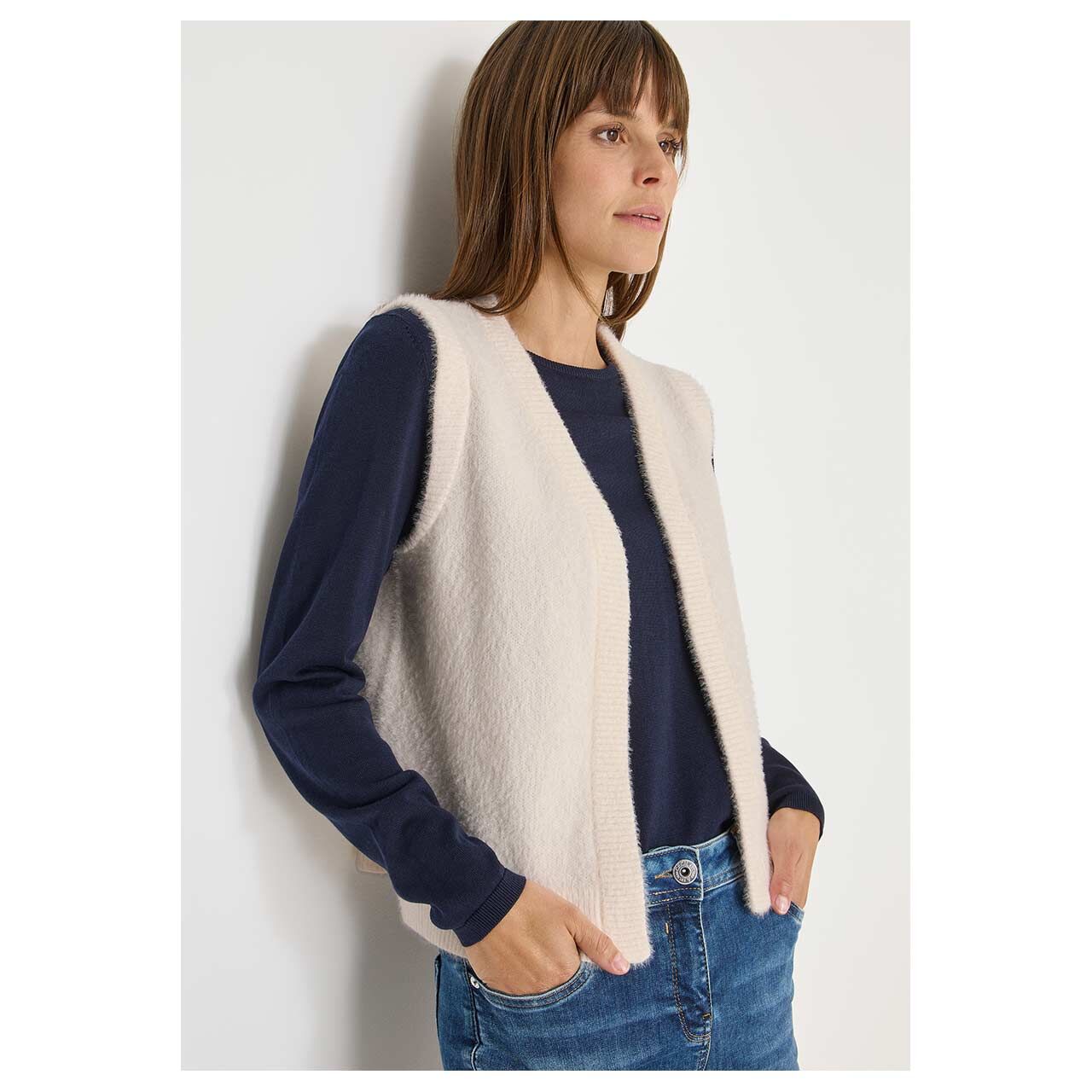 Damen Weste Feather Yarn Vest von Cecil in Hellbeige meliert, Detailansicht am Model