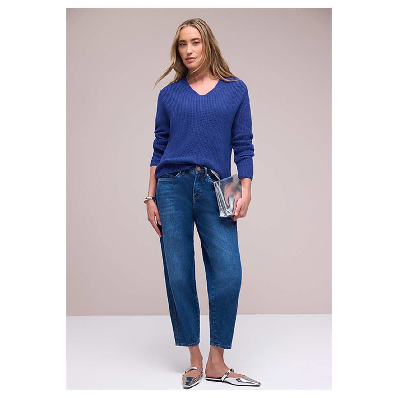 Damen Pullover V-Neck Sweater von Street One in Blau, Ganzkörperansicht am Model