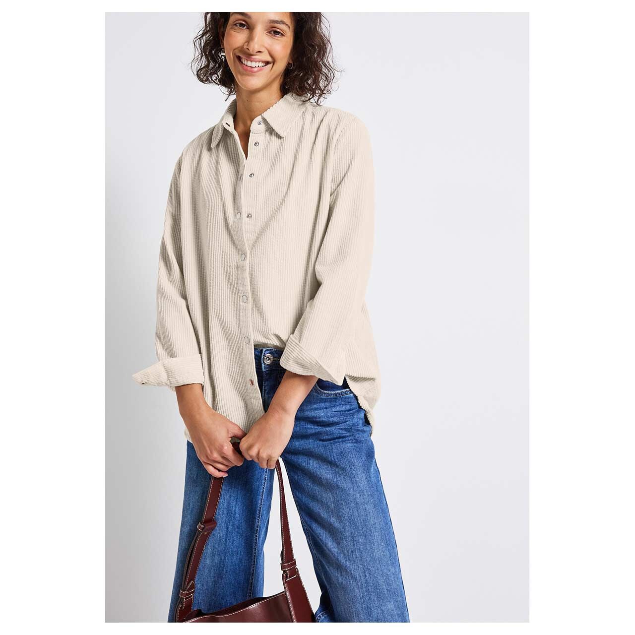 Damen Langarm Cord Long Bluse Corduroy von Cecil in Hellbeige, detaillierte Vorderansicht am Model
