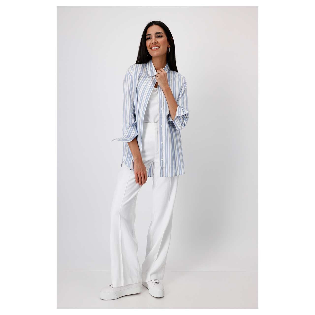 Damen Langarm Bluse von Monari in Hellblau gestreift, Ganzkörperansicht am Model