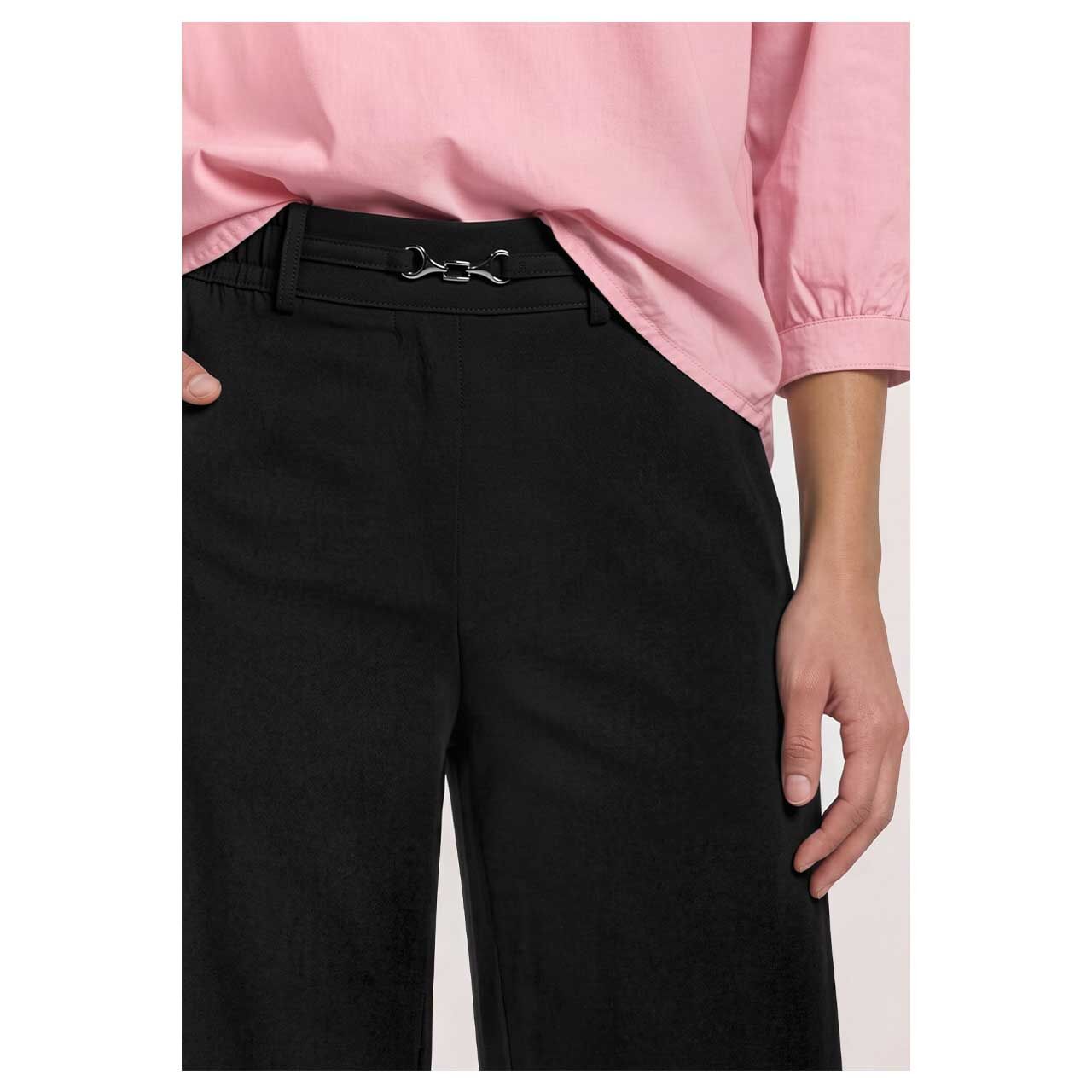 Stretch Damenhose Amalia Straight Leg von Street One in Schwarz, detaillierte Vorderansicht am Model
