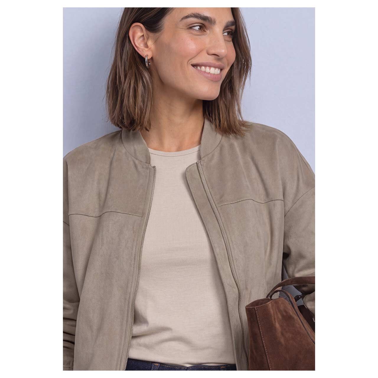 Damen Velours Jacke Jacket With Gathering von Street One in Beige, detaillierte Vorderansicht am Model