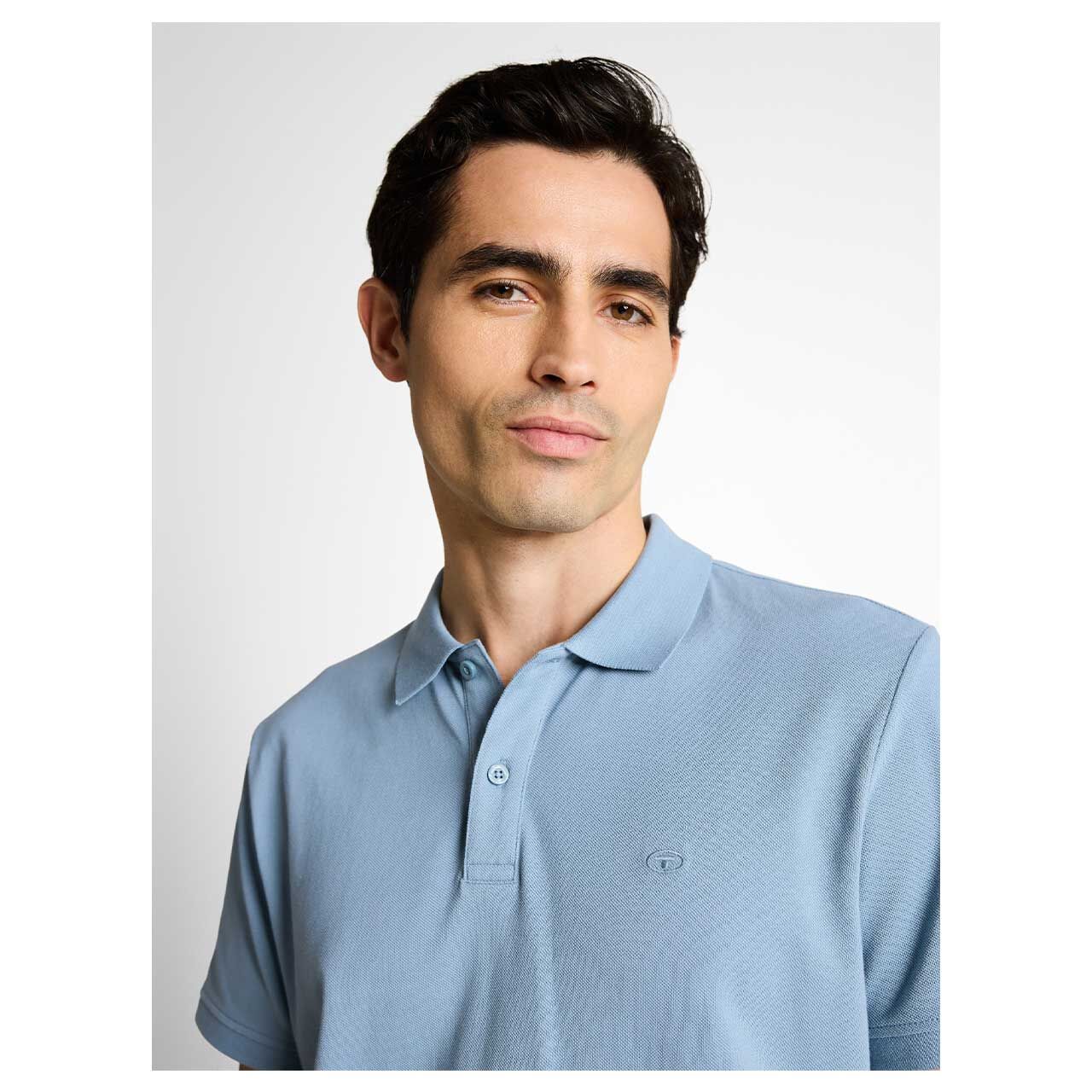 Herren Piqué Poloshirt von Tom Tailor in Blau, detaillierte Vorderansicht am Model