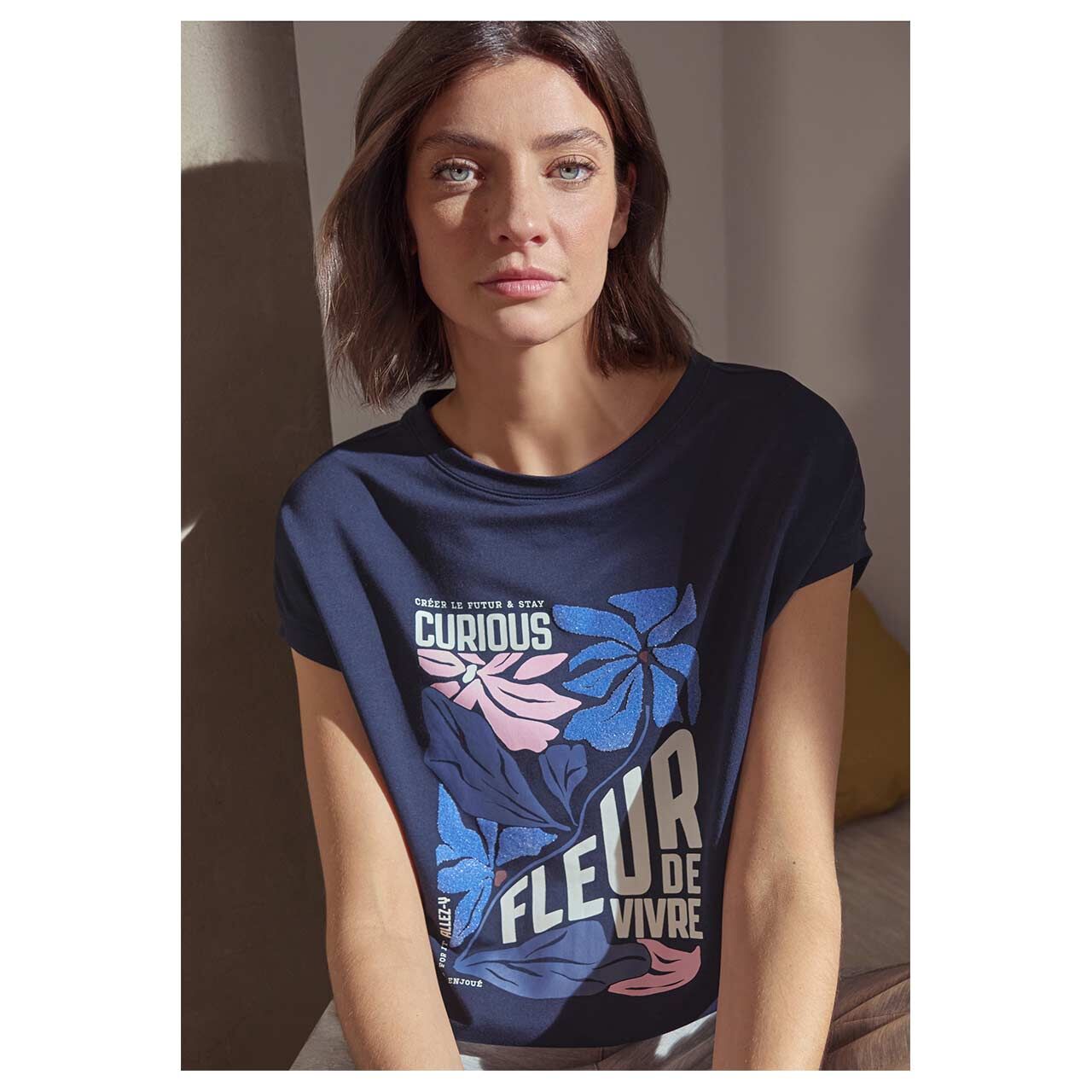 Damen T-Shirt Multi Fleur von Cecil in Dunkelblau mit Print, detaillierte Vorderansicht am Model