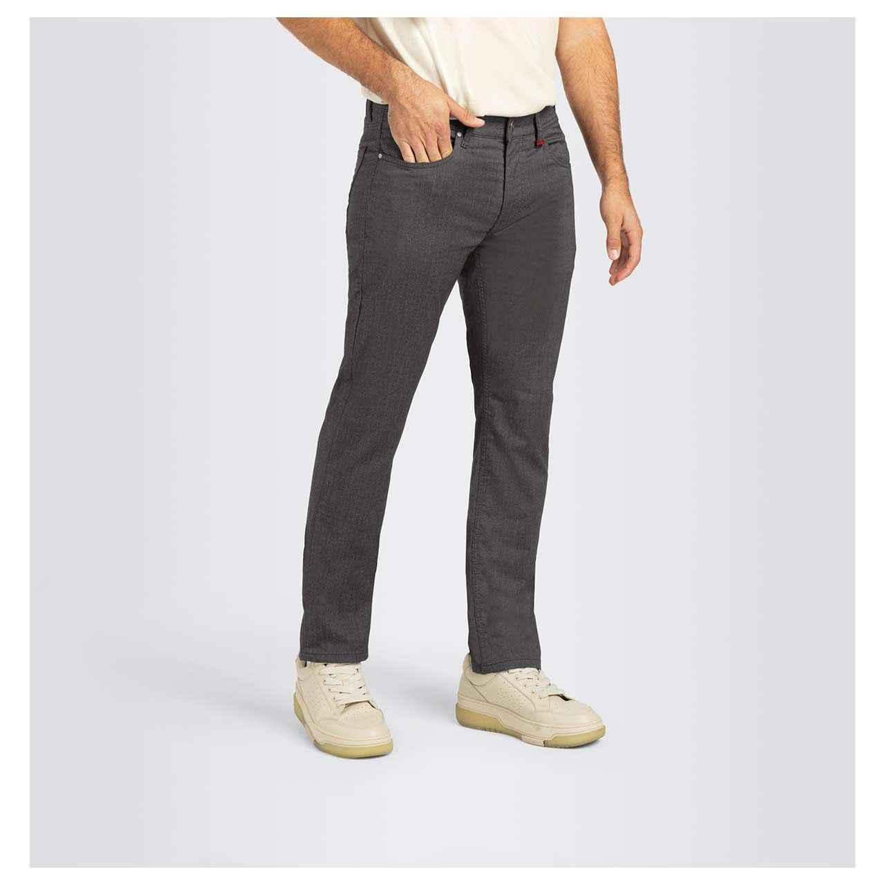 Stretch Herren Hose Arne von MAC in Grau mit Print, Vorderansicht am Model
