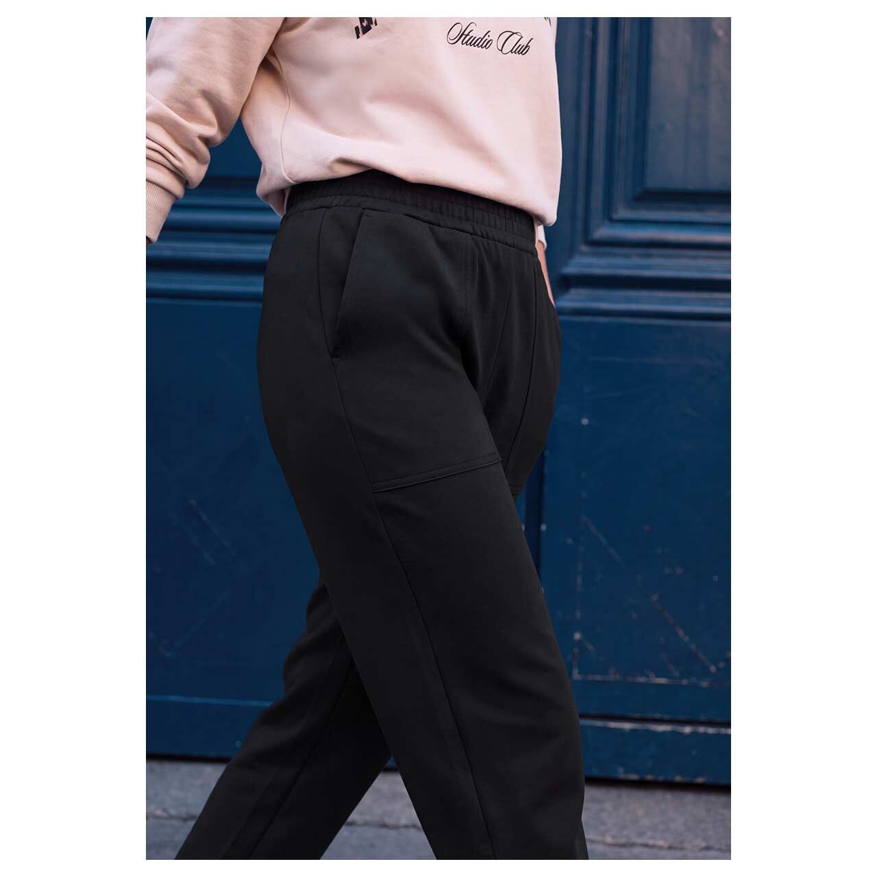 Damen Ankle Hose Cleo von Street One Studio in Schwarz, detaillierte Seitenansicht am Model