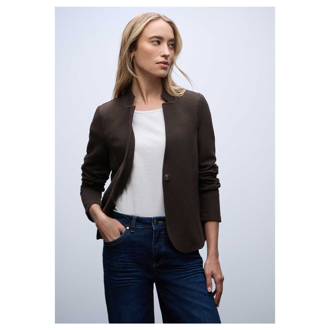 Damen Blazer Jacquard Structure von Street One in Dunkelbraun, Vorderansicht am Model