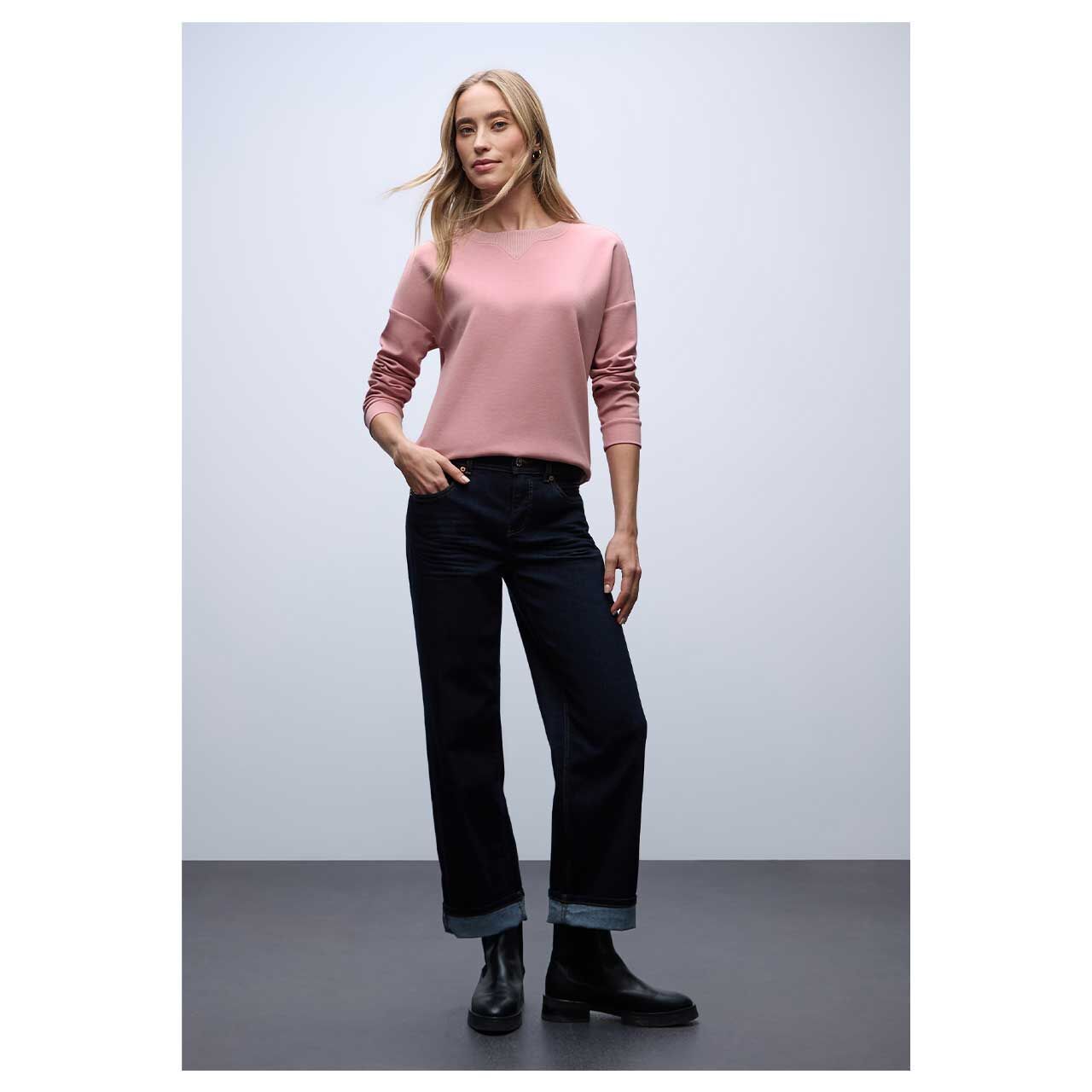 Damen Sweatshirt Rib Neck von Street One in Rosa meliert, Ganzkörperansicht am Model