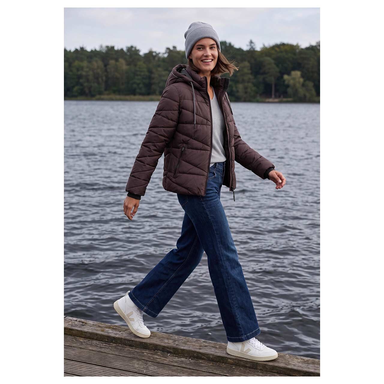 Damen Jacke Sportive Padded Jacket von Cecil in Weinrot, Ganzkörperansicht am Model
