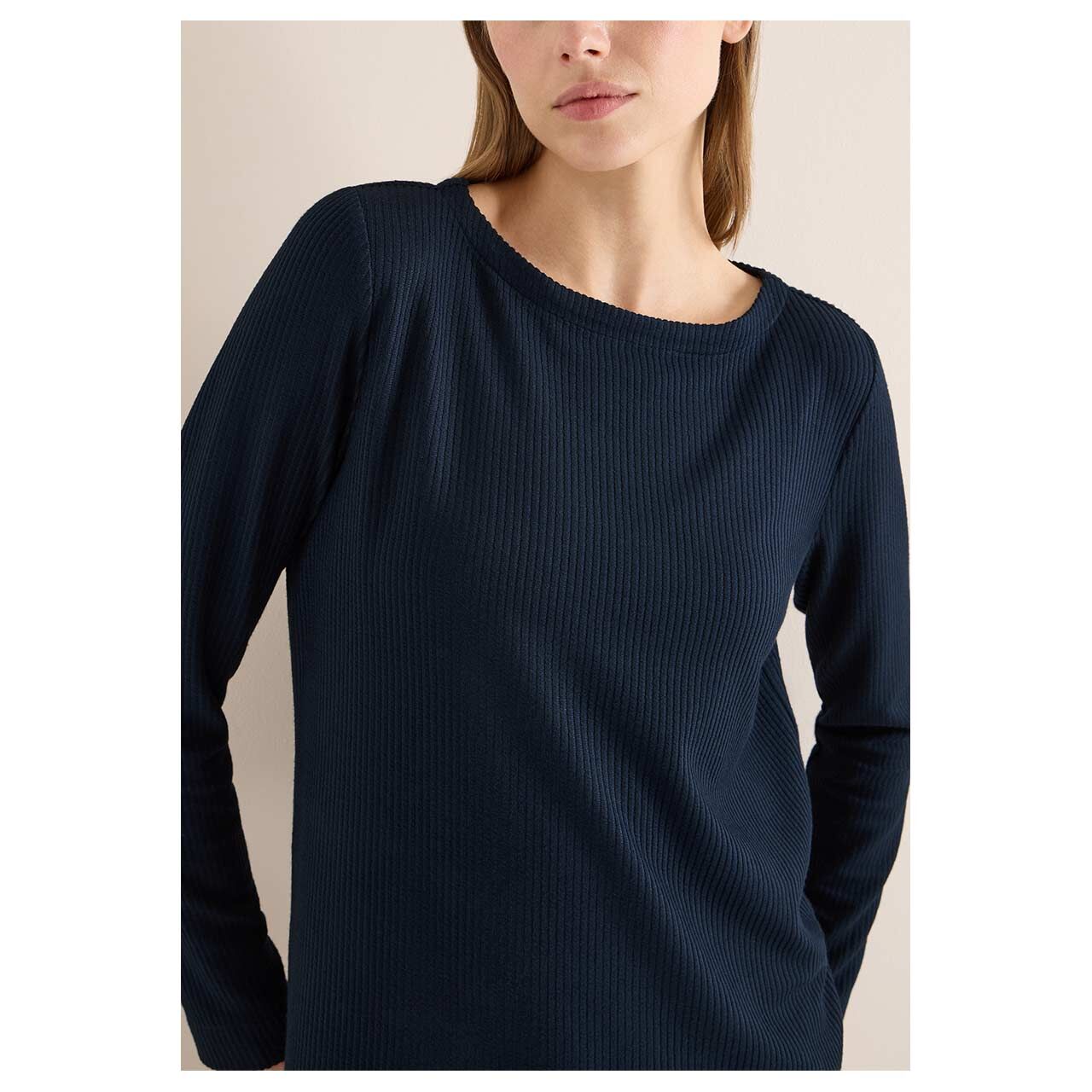 Damen Langarm Shirt Vertical Structure Boatneck von Cecil in Dunkelblau gestreift, detaillierte Vorderansicht am Model