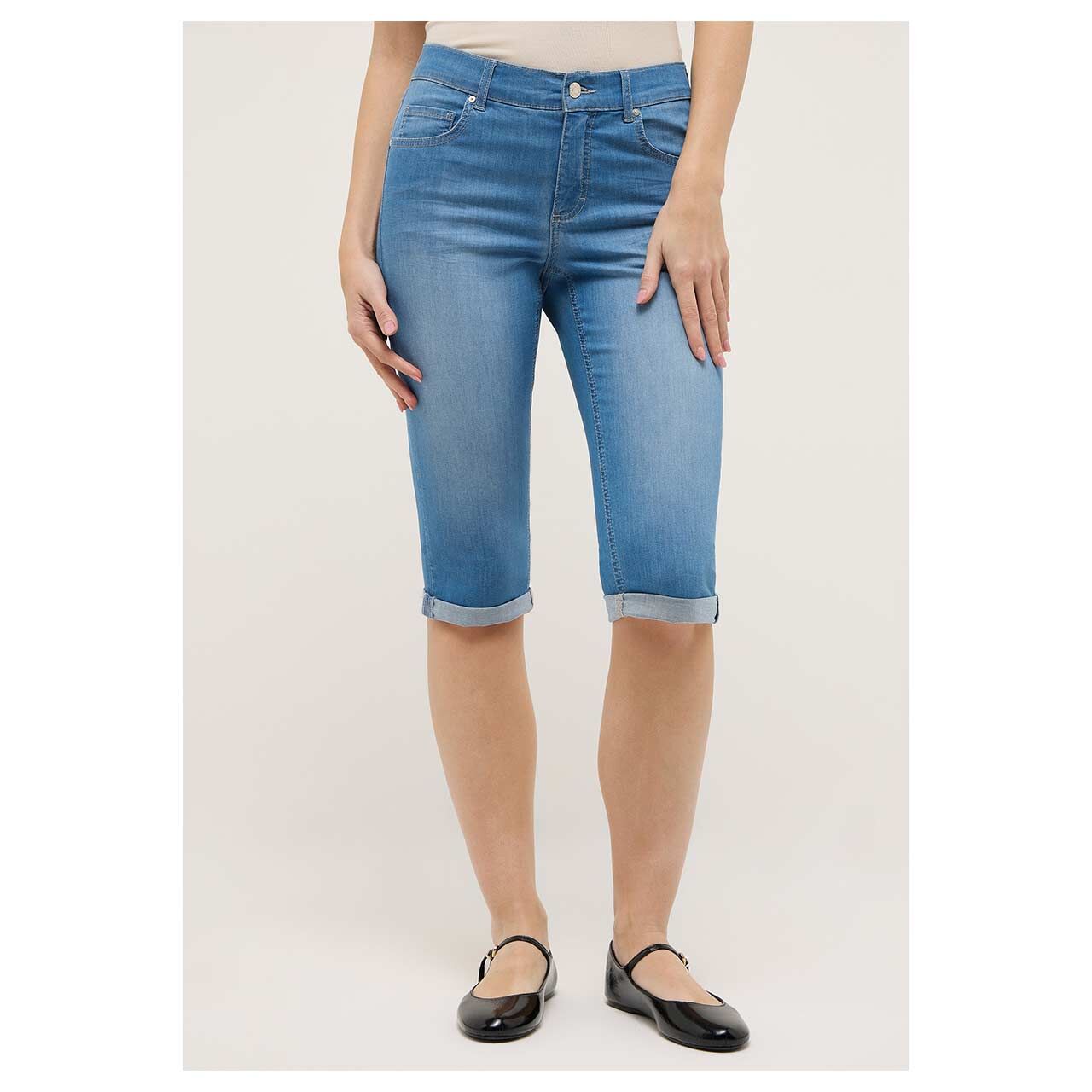 Stretch Damen 3/4 Jeans Capri von Angels in Blau angewaschen, Vorderansicht am Model