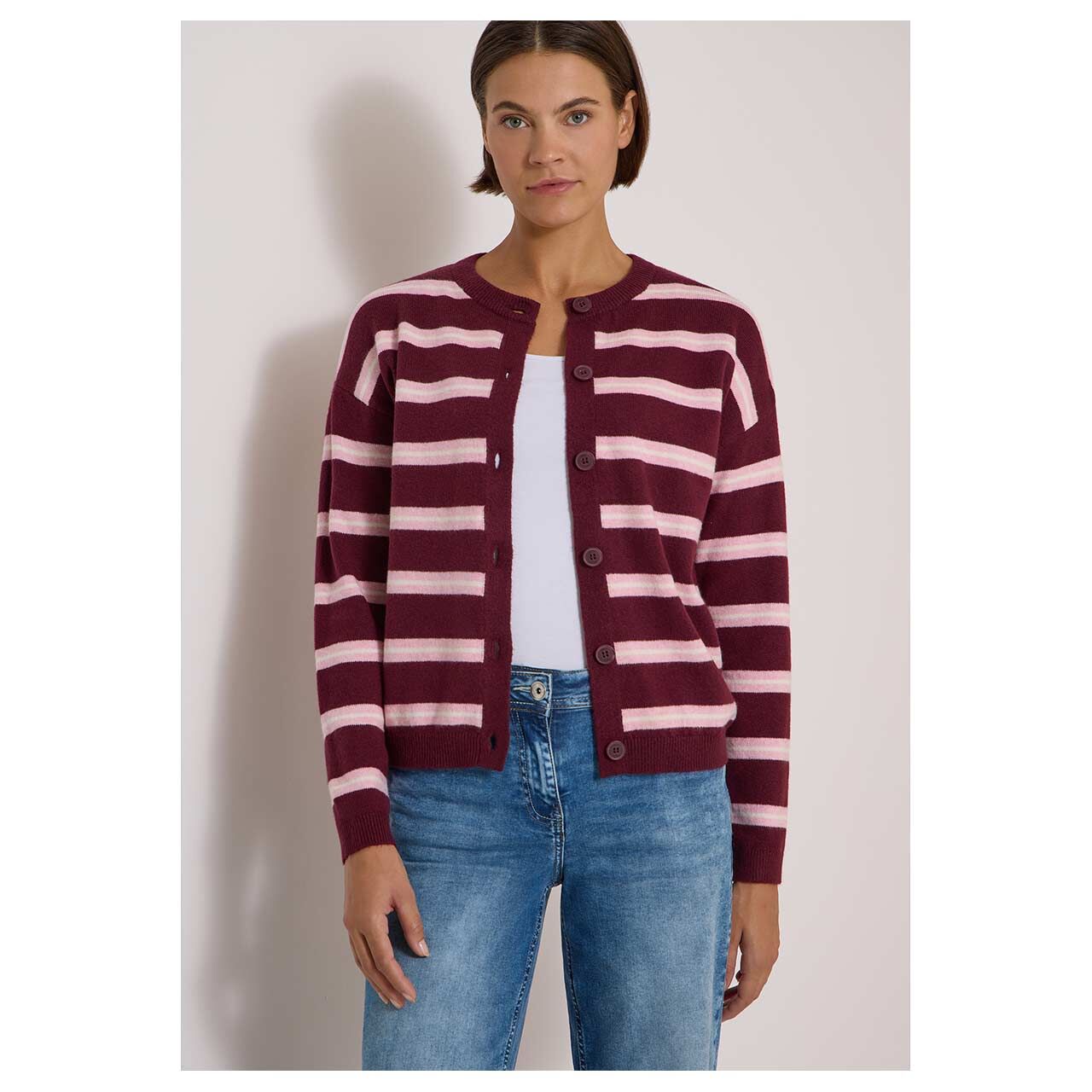 Damen Strickjacke Striped Cosy Round Neck Cardigan von Cecil in Weinrot gestreift, Vorderansicht am Model