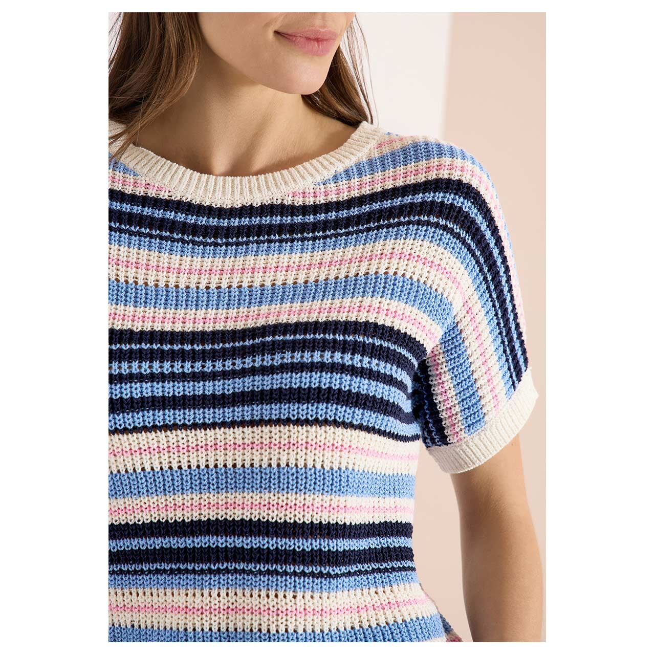 Damen Kurzarm Pullover Fancy Tapeyarn von Cecil in Hellblau gestreift, Detailansicht Model