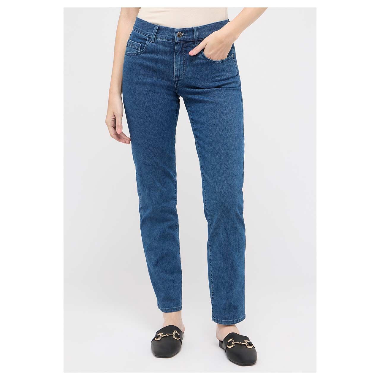 Damenjeans Dolly von Angels in Blau, Vorderansicht am Model