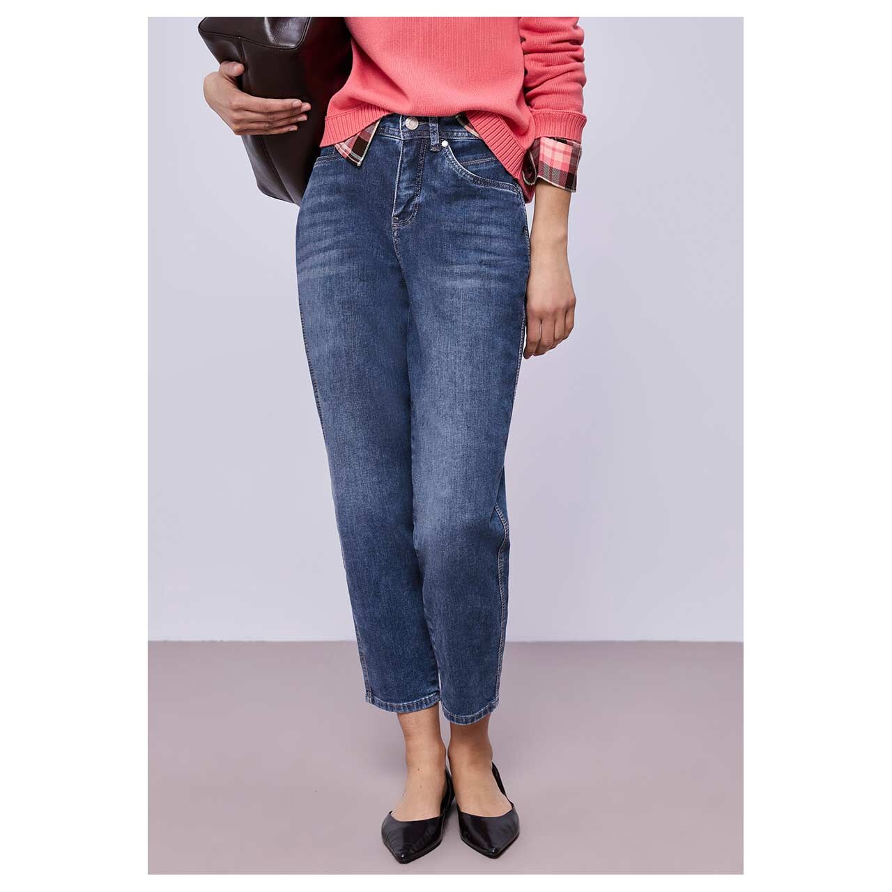 Damen Ankle Jeans Karlie Barrel von Street One in Blau angewaschen, Vorderansicht am Model