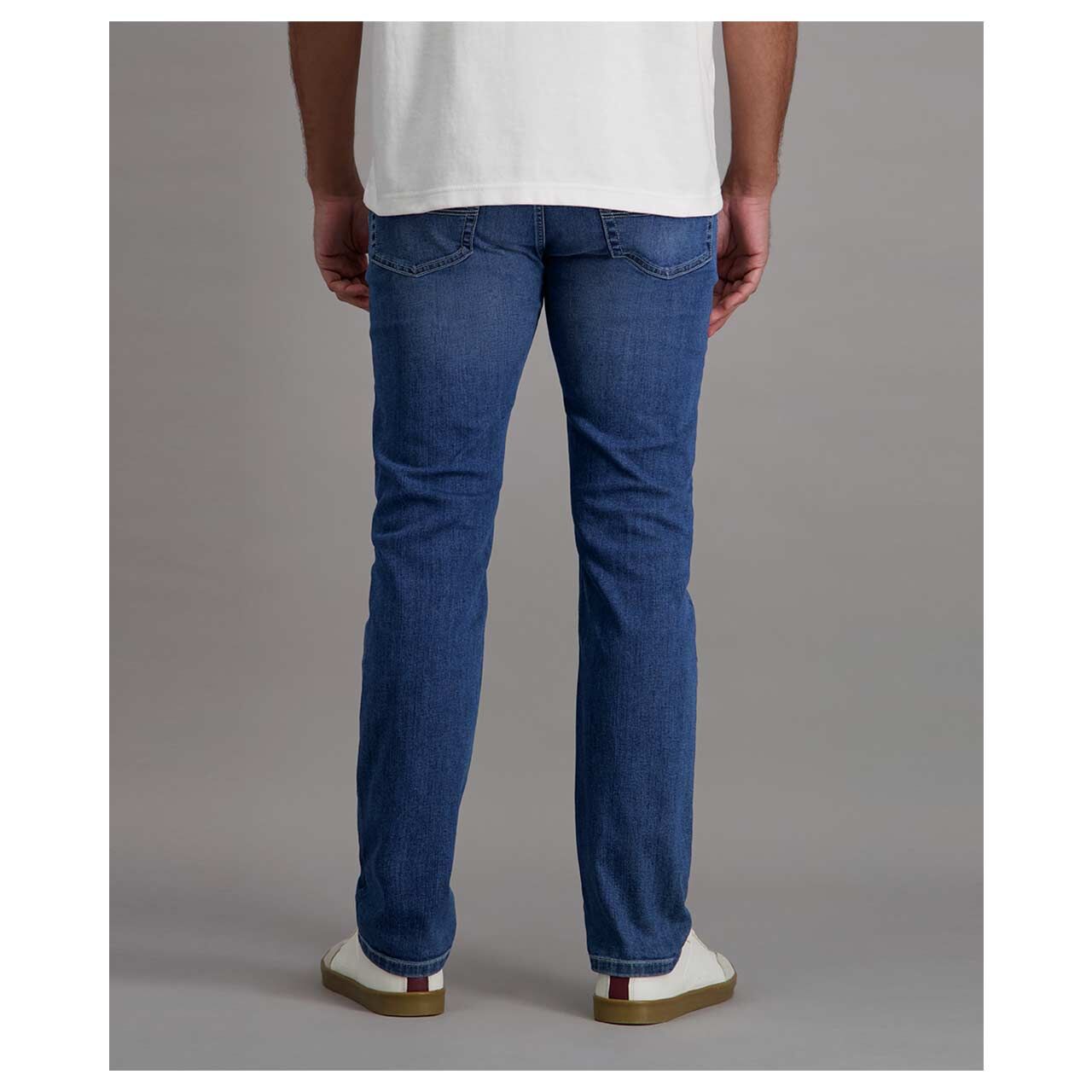 Stretch Herrenjeans Rando Megaflex in Blau angewaschen, Rückansicht am Model