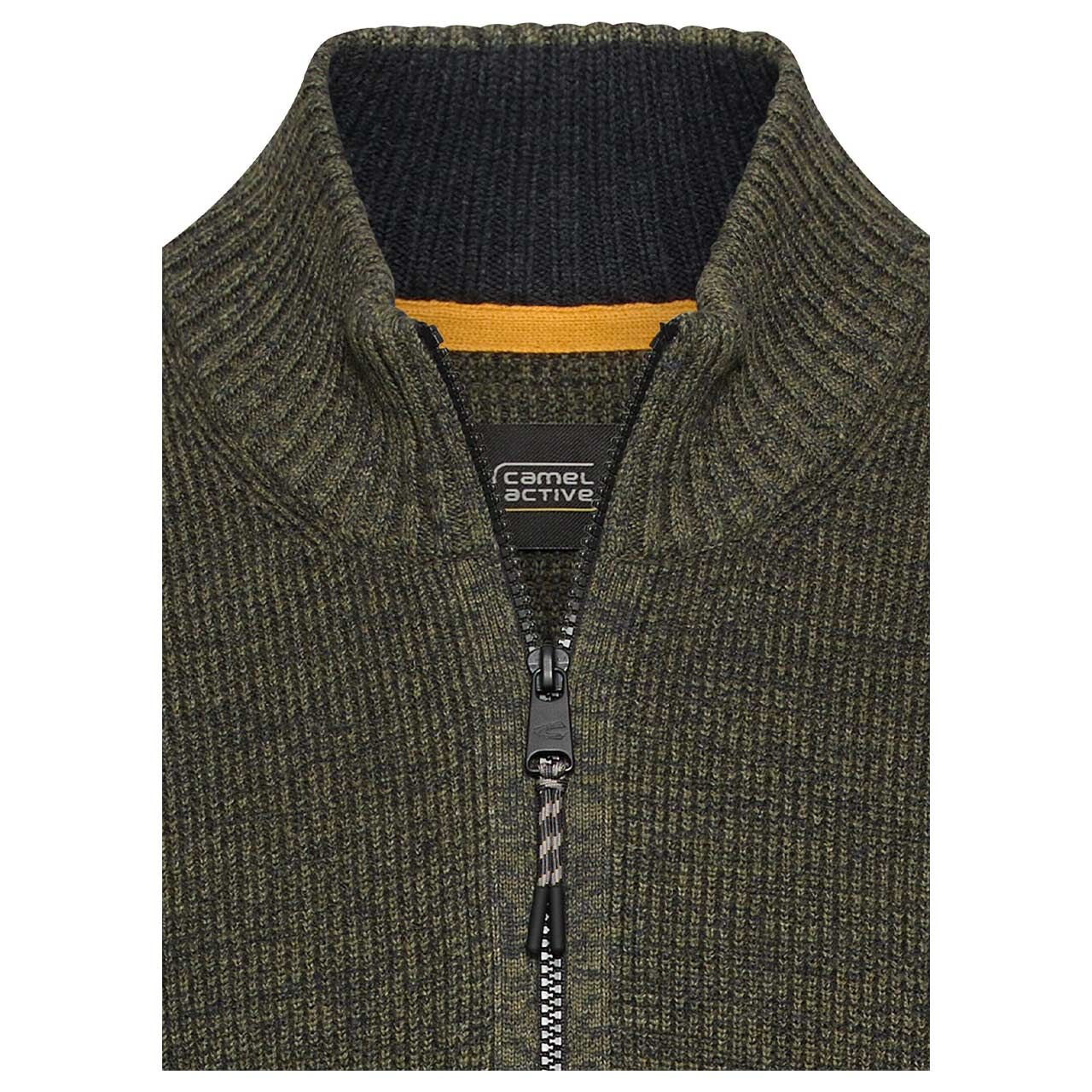 Herren Strickjacke von Camel active in der Farbe Dunkelgrün meliert, Detailansicht vorne