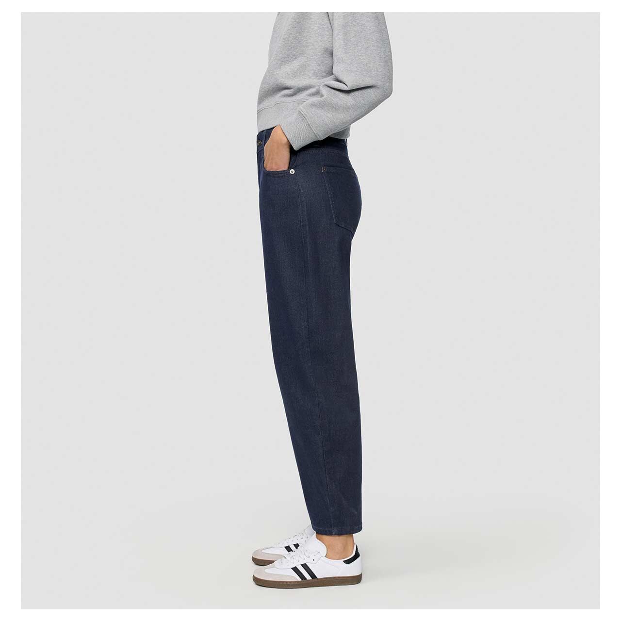 Damen Ankle Jeans Danni von MAC in Dunkelblau, Seitenansicht am Model