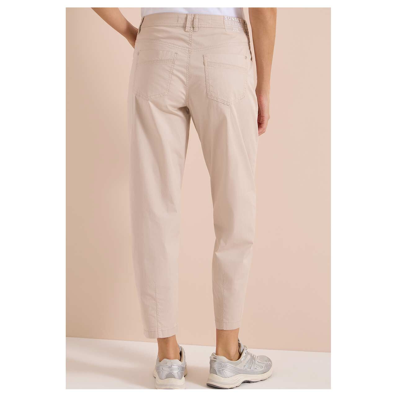 Damen Ankle Baumwollhose Scarlett Barrel von Cecil in der Hellbeige, Rückansicht am Model